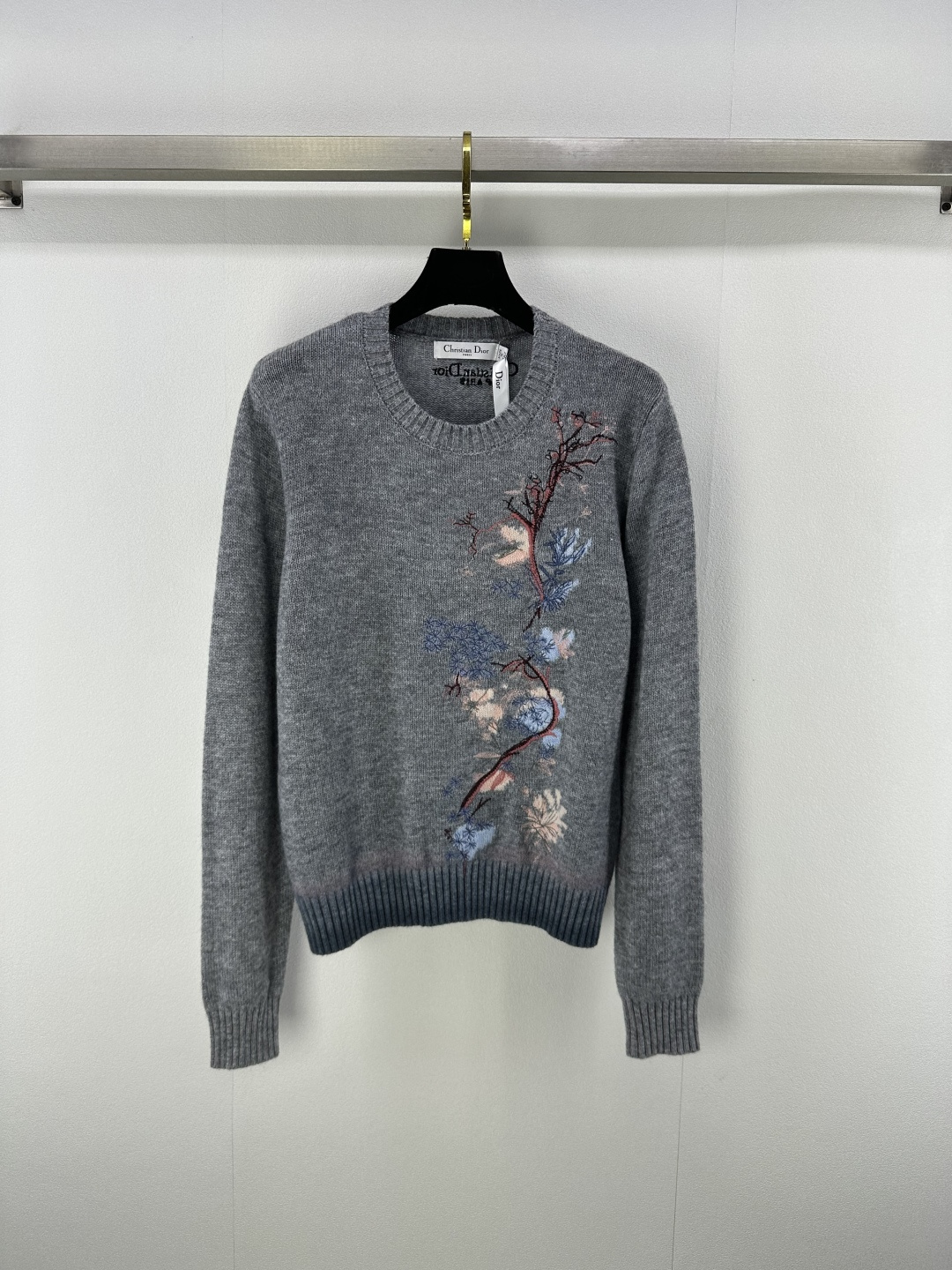 NO:454761,New details on Dio* 25 New early autumn floral plant embroidered cashmere sweaters!  Heavy Industry Positioning Embroidery Crafts Blues Smudge Shadows are super beautiful. White, rich and beautiful must be included!  Luxury high-end items, classic straight and versatile style, elegant and age-reducing girlish style. They look good with gauze skirt and jeans. 2 colors and 3 sizes SML, dior, skirts, jeans, sweaters, alexander wang19860909Dio*上新细节 25 早秋新品花卉植物刺绣羊绒毛衣！重工定位刺绣工艺蓝调晕染阴影超美.白富美必入！奢华高级单品,经典直筒百搭版型气质优雅减龄少女风.搭配纱裙牛仔裤都好看 2色3码SML,,dior,skirts,jeans,sweaters,alexander wang,Women's clothing