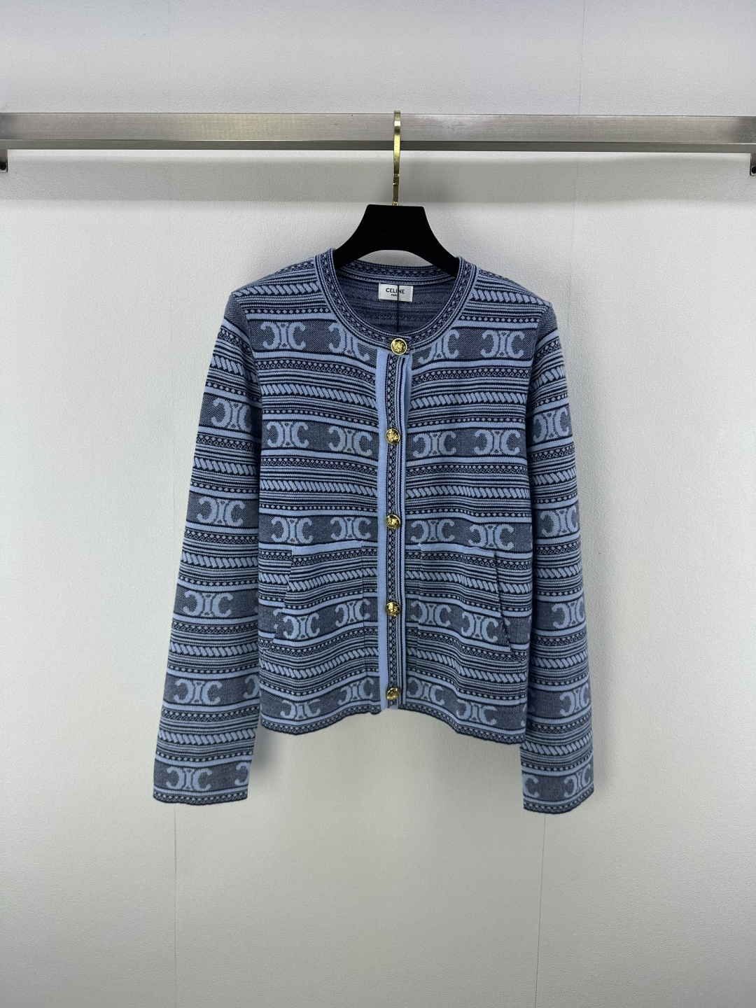 NO:452339,Celin* new details 25 Early autumn new Arc de Triomphe presbyterian jacquard cardigan long sleeves, full-print Arc de Triomphe embroidery, durable and high-end, combined with multiple round buttons, brand high-end design, highlighting the brand's style, fashionable and fashionable, full of high-end feeling, close your eyes!  3 color 3 code SML, celine, alexander wang19860909Celin*上新细节 25 早秋新款凯旋门老花提花开衫长袖 配通体满印凯旋门刺绣耐看高级 配合多颗圆扣品牌高级设计感拉 凸显品牌格调时髦洋气 上身高级感满满 闭眼入！ 3色3码SML,,celine,alexander wang,Women's clothing