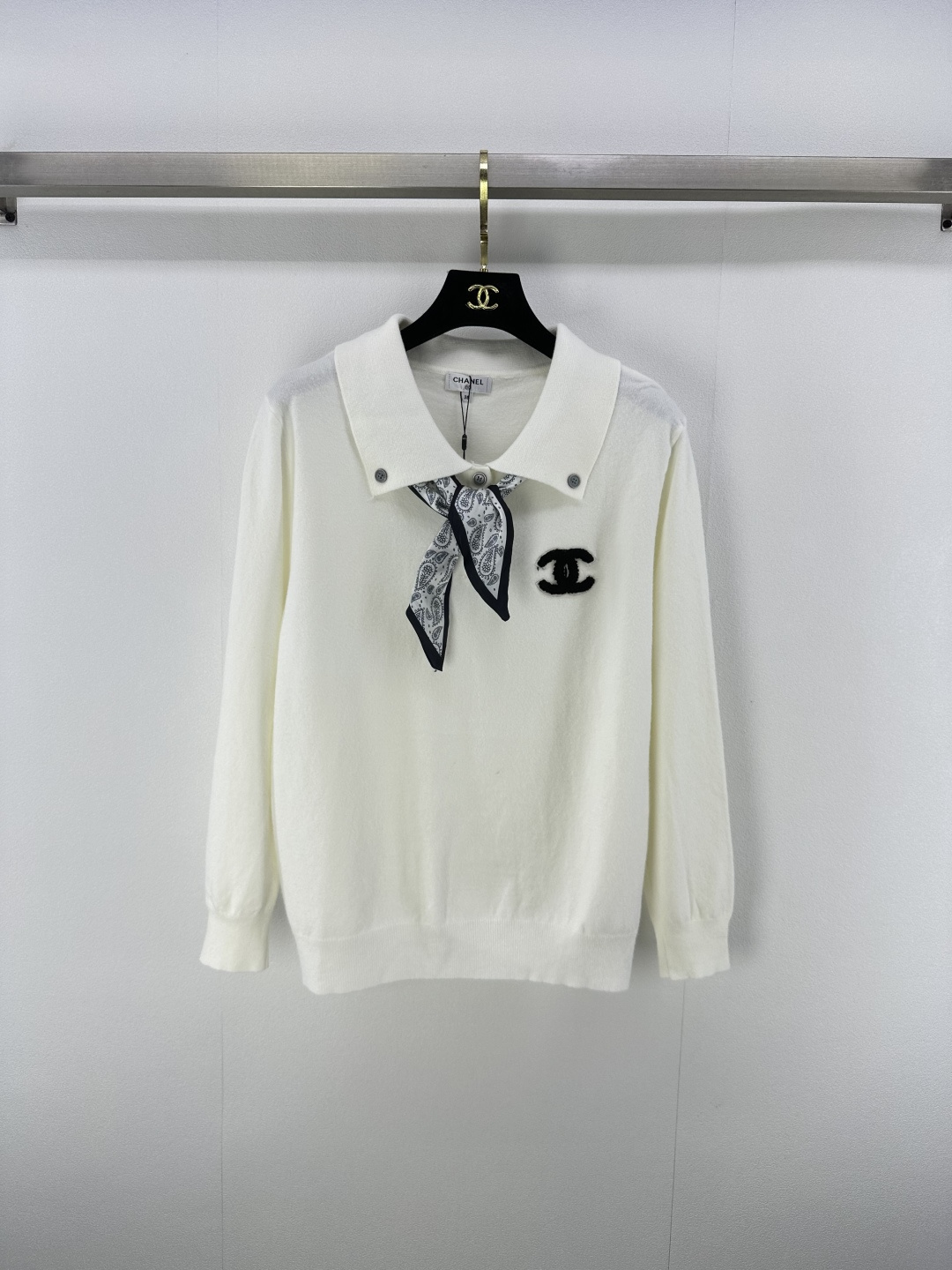 NO:454770,CHANE* New Details 25 Spring and Summer Lapel Ribbon Long Sleeve!  Custom blended yarn weaving, high-quality texture, gloss and comfortable, knitted lapel long-sleeved tailoring, highlighting the high-end feel of outfit, removable ribbon on the neckline, showing the slack tone, contrasting color flocking logo on the chest, highlighting the light luxury and fashionable temperament!  2 colors 3 codes SML, chanel, alexander wang19860909CHANE* 上新细节 25 春夏最新翻领丝带长袖！定制混纺纱线织造 质感高级 光泽舒适 针织翻领长袖剪裁 凸显穿搭高级感 领口可拆卸丝带 尽显松弛调性 胸前撞色植绒徽标 凸显轻奢时髦气质！ 2色3码SML,,chanel,alexander wang,Women's clothing