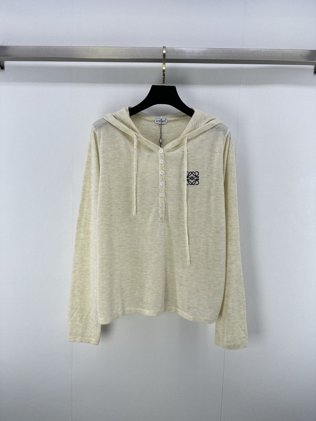 NO:454773,New Details on Loew* 25 Latest Hooded Lace Knit Long Sleeves for Fall!  Customized wool yarn weaving, breathable and comfortable, full texture, hooded long-sleeved cut to highlight the brand style, the whole body is delicate and clear and fashionable, the fine crochet texture adds gentle temperament and tranquility. The letter logo on the chest highlights the texture of the big brand, the large body is plain and versatile and not picky, full of high-end feeling!  2 color 3 code SML, loewe, hats, alexander wang19860909Loew*上新细节 25 秋季最新连帽花边针织长袖！定制羊毛纱线织造 透气舒适 质感十足 连帽长袖裁剪 凸显品牌格调 通体细致材质清透洋气 细密钩针纹理 更添温柔气质恬静 胸前字母徽标彰显大牌质感 大身素色百搭不挑人 高级感满满！ 2色3码SML,,loewe,hats,alexander wang,Women's clothing