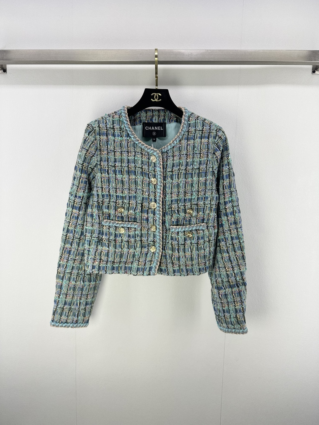 NO:453081,:1 Chane* new details 25 New summer styling wool coat custom YB imported fine imitation wool material with obvious texture and visible wool material with high texture. The rough plaid wool fabric creates a famous style. The front closure single row heavy-duty printed round buckle exquisite water blue braided texture interspersed with colorful threads. Lively and jumpy and elegant. The exquisite wool feels wool woven from the neckline to the front closure highlights brand taste. Rich design layering. The upper body is full of temperament. The first choice for fashionable and exquisite outfits. The ceiling version. Jacquard silk lining. 1 color and 3 codes. SML, chanel, jackets & coats, real silk, alexander wang19860909:1 Chane*上新细节 25 夏季新款粗纺捆边洋装开衫外套 定制YB进口精仿羊毛呢材质 肌理明显 毛料肉眼可见 质感上乘 粗花格纹毛呢面料打造名媛风典范 前襟单排重工印刻圆扣精致水蓝色编织纹理 穿插彩色织线 活泼跳跃又不失雅致 精致编织感捆边自领口延伸至前襟 突出品牌品味 丰富设计层次感 上身气质十足 时髦精穿搭首选 天花板版本 提花真丝内衬 1色3码SML,,chanel,jackets & coats,real silk,alexander wang,Women's clothing