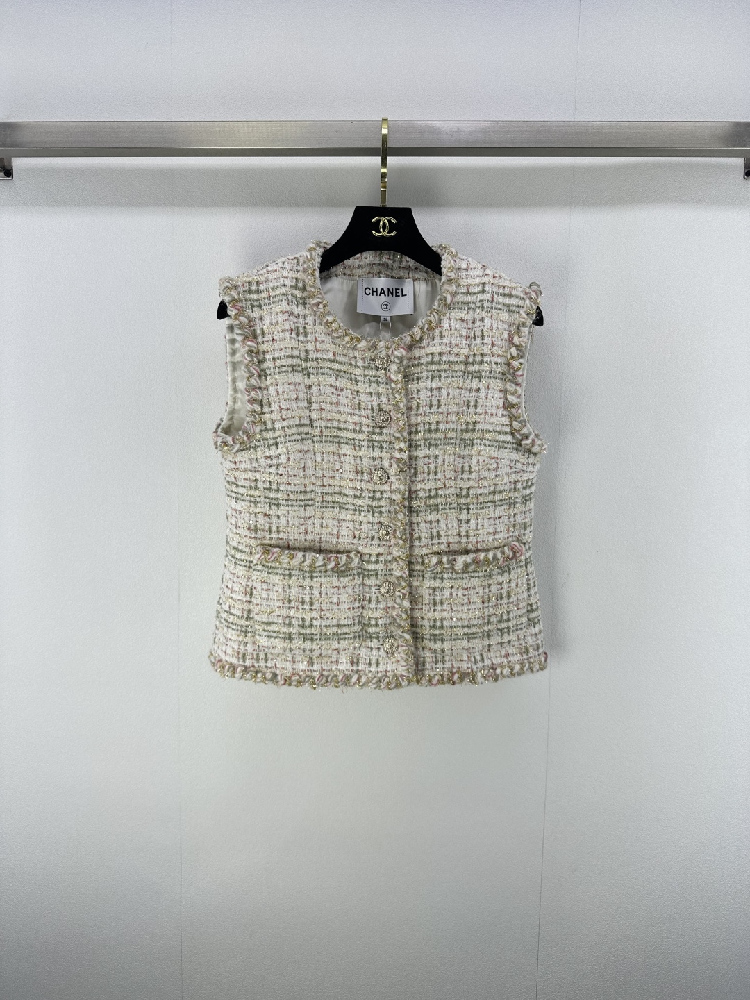 NO:453085,:1 Chane* new details 25 New autumn woven dress tied vest vest custom YB imported coarse wool woolen material with obvious texture and high texture. Coarse striped wool fabric creates a famous style. Single-row printed round button on the front closure is exquisite yellow-green wool texture. Luxurious and elegant. All cuffs, front closure hem and other gold wire tied edges are decorated with gold wire tied edges. Elegant and charming. Rich design layering. The first choice for fashionable and exquisite outfits. 1 color, 3 codes SML, chanel, alexander wang19860909:1 Chane*上新细节 25 秋季新款编织洋装捆边马甲背心 定制YB进口粗纺羊毛呢材质 肌理明显 毛料肉眼可见 质感上乘 粗花条纹毛呢面料打造名媛风典范 前襟单排印刻圆扣精致黄绿色系编织纹理 奢华不失雅致 通体袖口前襟下摆等多处金丝捆边装饰 优雅迷人 丰富设计层次感 时髦精穿搭首选 1色3码SML,,chanel,alexander wang,Women's clothing