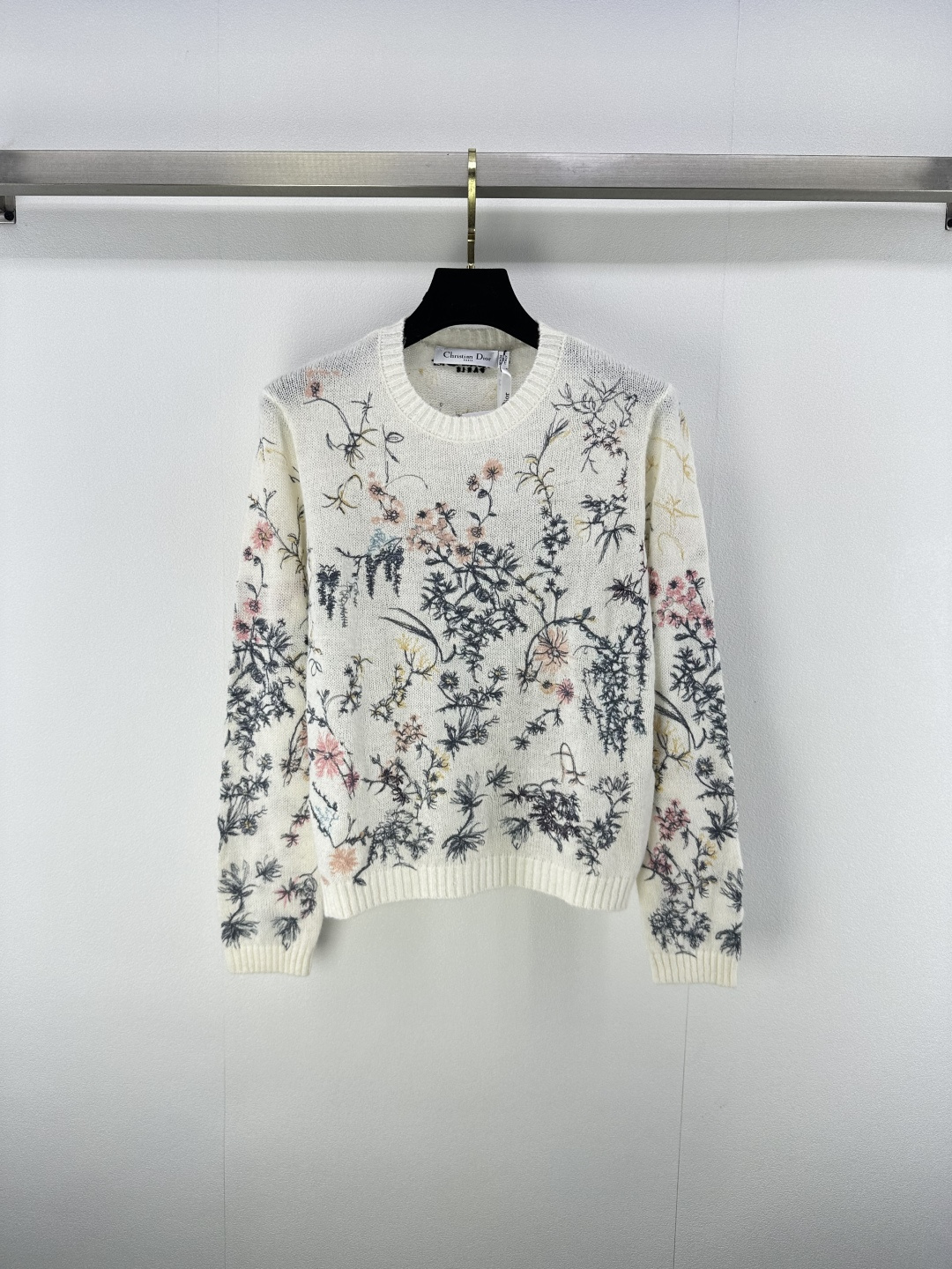 NO:453077,:1 Dio* new details 25 Spring and 3 autumn new round neck embroidered floral long sleeves breathable and comfortable, full texture. Regular long sleeve cutting highlights the brand style. The whole body is full of stamped branches and leaves, flower forest style natural style patterns to create a unique style that is casual and casual. The letter logo on the back makes the brand full of high-end design!  1 color 3 code SML, dior, alexander wang19860909:1 Dio*上新细节 25 春3秋季新款圆领刺绣花卉长袖 透气舒适 质感十足 常规长袖裁剪 凸显品牌格调 通体满印枝叶花森系自然风格图案 打造仙气中不失休闲的个性风格 后背字母徽标让品牌高级设计感拉满！ 1色3码SML,,dior,alexander wang,Women's clothing