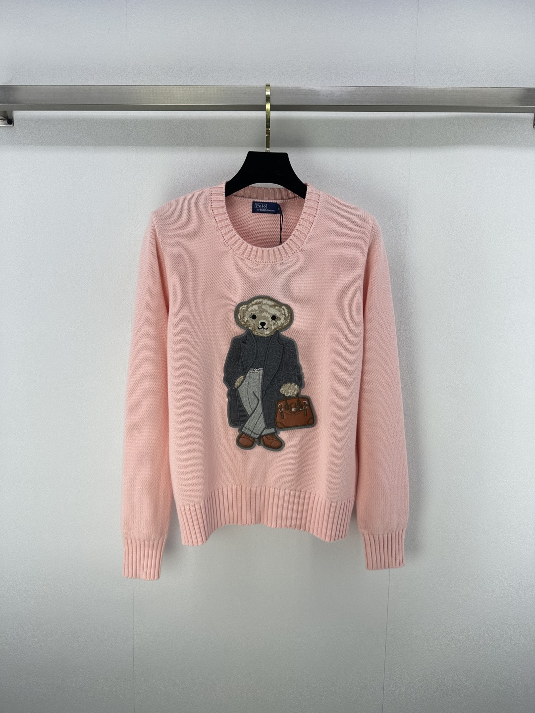 NO:453061,New details on Rl* 25 New summer bear hand hook pattern round neck long sleeves!  Classic H loose fit design!  Quality control is a must-have. Imported pure cotton yarn has an invincible texture!  The three-dimensional embroidery craft of the inlay bear. It is a must-have for the fashionable and stylish girlish temperament!  Children's high-end retro casual style. The style is versatile and not picky. 2 colors and 3 sizes SML, alexander wang19860909Rl*上新细节 25 夏季新款小熊手勾图案圆领长袖！经典H宽松版型设计！品质控必入.进口纯棉纱线质感无敌赞！嵌花小熊立体刺绣工艺.减龄少女气质时髦精必入！童趣高级复古随性风.版型百搭不挑人. 2色3码SML,,alexander wang,Women's clothing