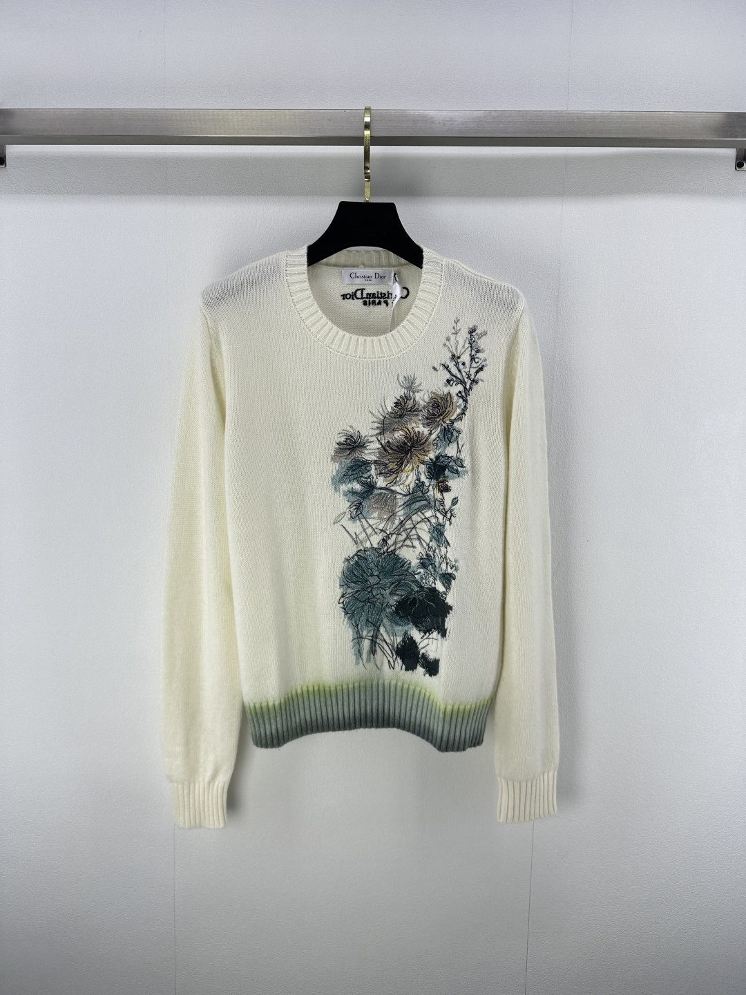 NO:453065,Dio* New details 25 Early autumn new chrysanthemum plant-embroidered cashmere sweater!  Heavy industry positioning embroidery craftsmanship green tone smudges and shadows are super beautiful. White, rich and beautiful must be included!  Luxury high-end items, classic straight and versatile style, elegant and age-reducing girlish style. They look good with gauze skirt and jeans. 1 color and 3 size SML, dior, skirts, jeans, sweaters, alexander wang19860909Dio*上新细节 25 早秋新品菊花植物刺绣羊绒毛衣！重工定位刺绣工艺绿调晕染阴影超美.白富美必入！奢华高级单品,经典直筒百搭版型气质优雅减龄少女风.搭配纱裙牛仔裤都好看 1色3码SML,,dior,skirts,jeans,sweaters,alexander wang,Women's clothing