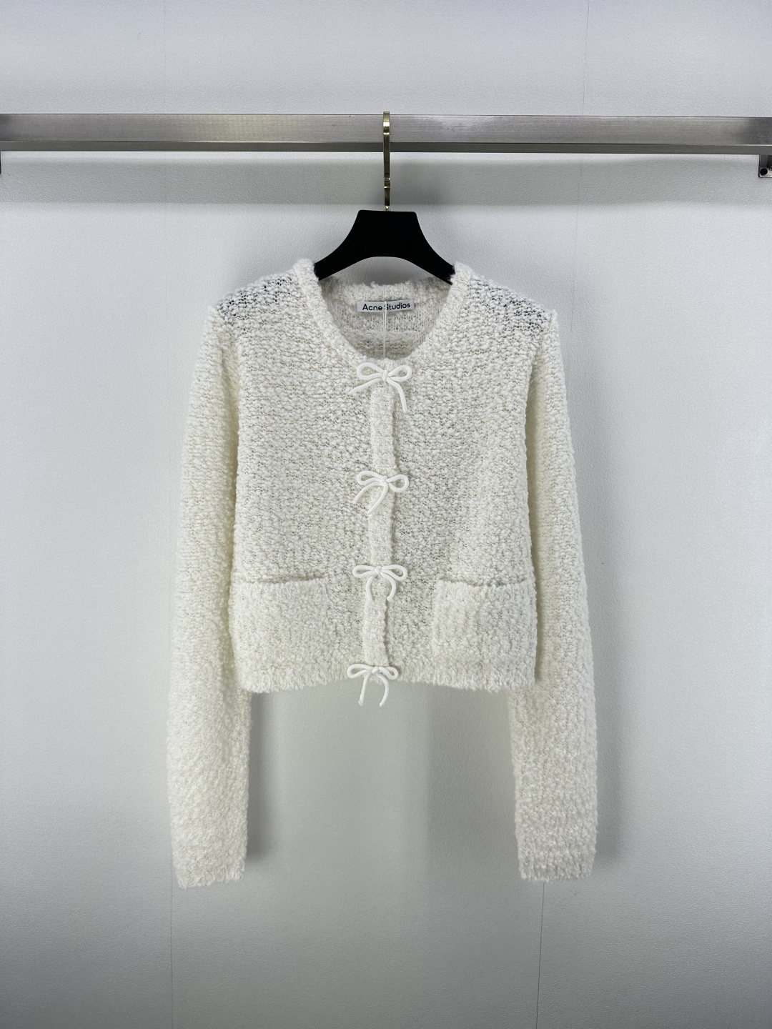 NO:453073,Acne new details 25 The new autumn hairy bow three-dimensional small fragrance cardigan long sleeves, exquisite texture and craftsmanship, fully demonstrate the elegant temperament of the high-end brand. The front is embellished with a three-dimensional bow, and the visual effect is more luxurious and rich. The smooth cut short style is cute and full score. Effectively optimize the body shape and easily lengthen the lower body proportions. 1 color and 3 codes SML, acne studios, alexander wang19860909Acne 上新细节 25 秋季新款毛茸茸蝴蝶结立体感小香风开衫长袖 通体肌理精致工艺感 充分彰显高定品牌的优雅气质 前襟以立体蝴蝶结点缀 视觉效果更具华贵千金气息 剪裁流畅的短款版型可爱满分 有效优化身型 轻松拉长下半身比例 1色3码SML,,acne studios,alexander wang,Women's clothing