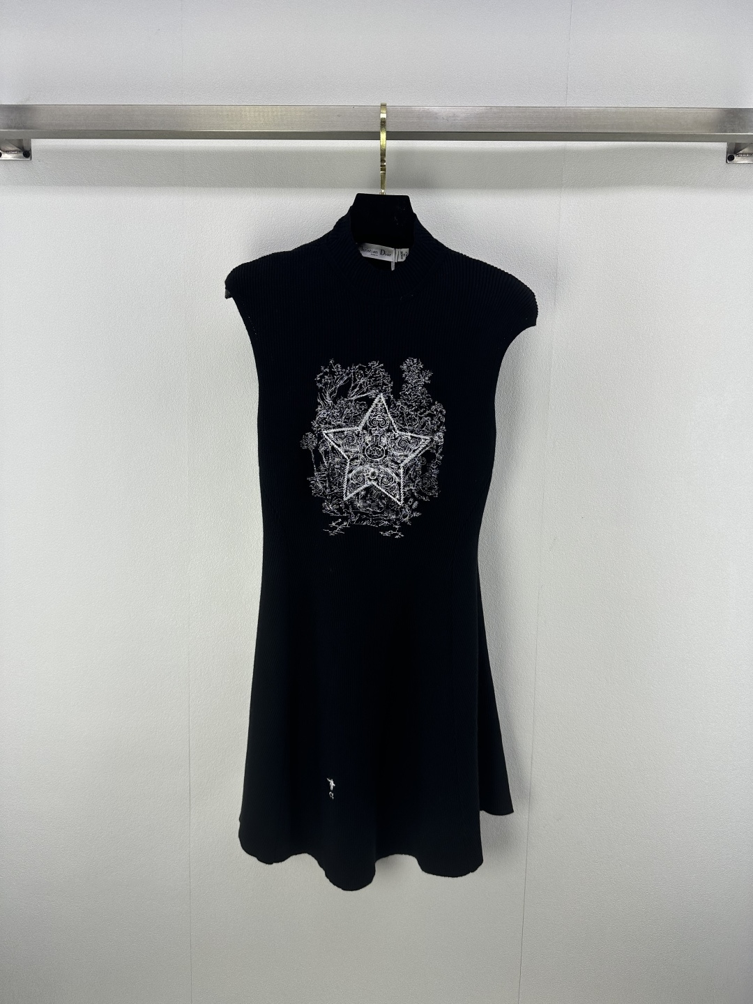 NO:454002,Dio* new details 25 autumn and winter new knitted round neck embroidered five-pointed star vest skirt exquisite lucky star flower heavy industry embroidery decoration hem embroidery little bee design high-end fashionable light luxury versatile 3 color 3 code SML, dior, skirts, alexander wang19860909Dio*上新细节 25 秋冬新款针织圆领刺绣五角星背心裙 精致幸运星花卉重工刺绣装饰 下摆刺绣小蜜蜂设计 高级时髦轻奢百搭 3色3码SML,,dior,skirts,alexander wang,Women's clothing