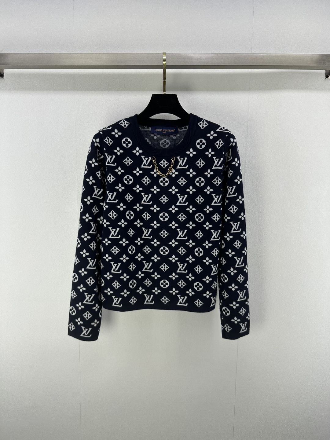 NO:453997,New details on Lv 25 Spring and Summer Latest Knitted Chain Round Neck Long Sleeves!  Customized silk knitted material, comfortable and stylish, soft and elastic, delicate edging with cuffs, neckline metal chain decoration, illuminate the overall shape, ready-to-wear brand letters full of jacquard, classic and versatile, regular style, single or layered upper body to show style and style!  2 color 3 code SML, louis vuitton, alexander wang19860909Lv 上新细节 25 春夏最新针织链条圆领长袖！定制丝毛针织材质 舒适有型 柔软弹力 领口袖口细腻包边 领口金属链条装饰 点亮整体造型 成衣品牌字母提花满印 经典百搭洋气 常规版型 单穿或叠穿上身尽显格调与风范！ 2色3码SML,,louis vuitton,alexander wang,Women's clothing