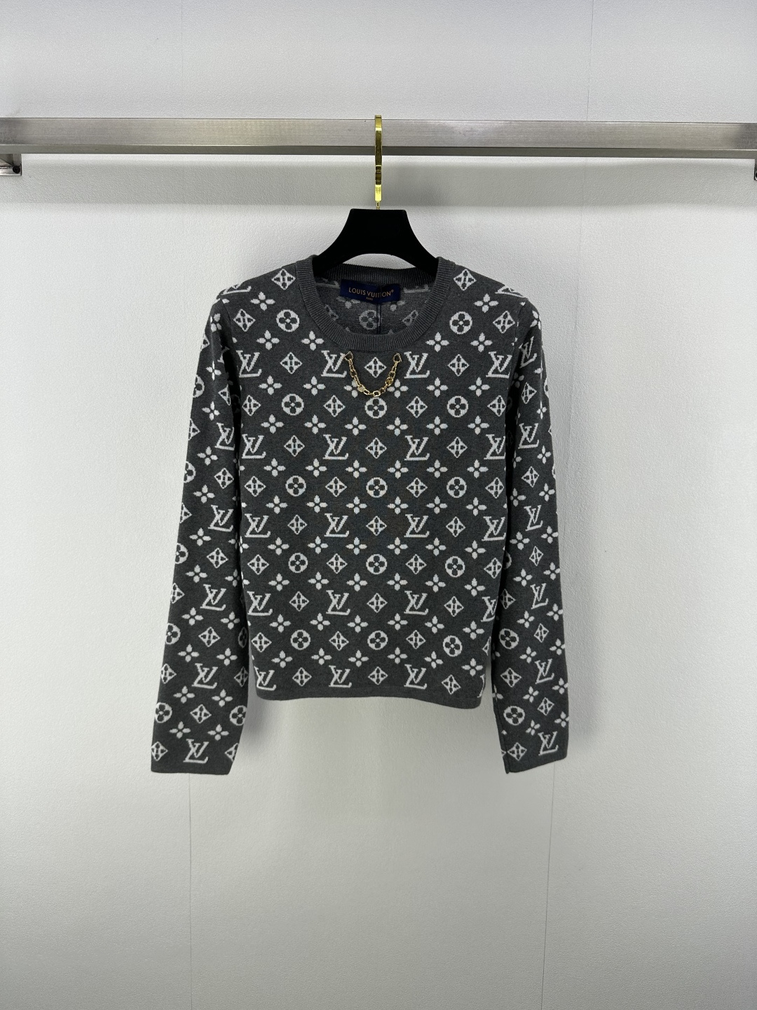 NO:453992,New details on Lv 25 Spring and Summer Latest Knitted Chain Round Neck Long Sleeves!  Customized silk knitted material, comfortable and stylish, soft and elastic, delicate edging with cuffs, neckline metal chain decoration, illuminate the overall shape, ready-to-wear brand letters full of jacquard, classic and versatile, regular style, single or layered upper body to show style and style!  2 color 3 code SML, louis vuitton, alexander wang19860909Lv 上新细节 25 春夏最新针织链条圆领长袖！定制丝毛针织材质 舒适有型 柔软弹力 领口袖口细腻包边 领口金属链条装饰 点亮整体造型 成衣品牌字母提花满印 经典百搭洋气 常规版型 单穿或叠穿上身尽显格调与风范！ 2色3码SML,,louis vuitton,alexander wang,Women's clothing