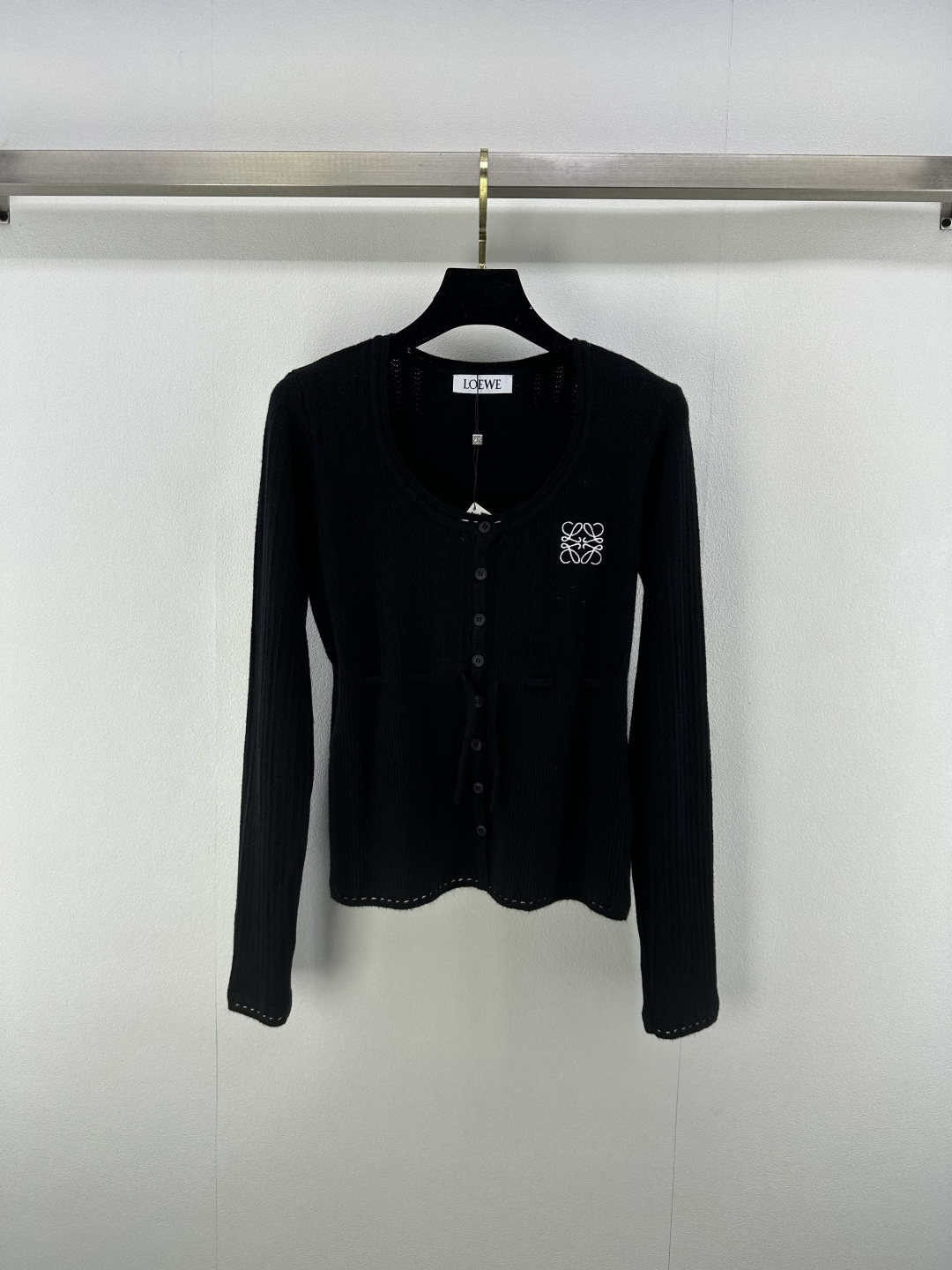 NO:454737,Loew* new details 25 New autumn hollow lace collar long-sleeved cardigan. The waist drawstring design highlights the high-end feeling of the outfit. The neckline cuffs and hem are threaded. The elastic and elastic make it more refined. The outfit looks slim. The style is tight and inclusive. The body is fully displayed. The sexy tone is highlighted. The light and luxurious temperament can be worn alone. All kinds of fashionable outfits are available in all seasons. 3 colors and 3 sizes SML, loewe, alexander wang19860909Loew*上新细节 25 秋季新款镂空花边领长袖开衫 腰部抽绳设计凸显穿搭高级感 领口袖口和下摆采用螺纹边 弹性松紧更显精致 穿搭显瘦 版型紧身包容身材 尽显性感调性 凸显轻奢时髦气质 单穿叠穿均可 四季时尚穿搭 3色3码SML,,loewe,alexander wang,Women's clothing