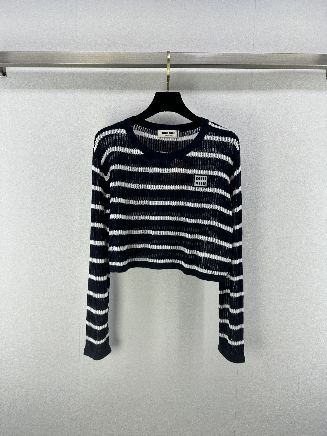 NO:453987,Miumi* New Details 25 Latest Hollow Knit Long Sleeves for Fall!  High-quality texture, long-sleeved round neck, knitted long-sleeved tailoring, loose fit, lazy and relaxed posture, hollow mesh, broadband, fashionable and personalized, decorated with iconic logo letters and logo patterns on the chest, highlighting the brand's personality, highlighting the high-end feeling of outfit, texture and slimming design, making simple styles look personal, more refined, full of relaxed tone, light luxury and fashionable temperament, single-wearing and layering, the first choice for fashionable outfits in all seasons, 2 colors, 3 codes, SML, miumiu, alexander wang19860909Miumi* 上新细节 25 秋季最新镂空针织长袖！质感高级舒适 圆领套头针织长袖剪裁 宽松版型穿出慵懒松弛姿态 通体镂空网眼宽带时髦不失个性 胸前装点标志性logo字母徽标图案 彰显品牌个性 凸显穿搭高级感 若隐若现纹理显瘦设计 让简单款式穿出个性 更显精致 穿搭尽显松弛调性 轻奢时髦气质 单穿叠穿均可 四季时尚穿搭首选 2色3码SML,,miumiu,alexander wang,Women's clothing