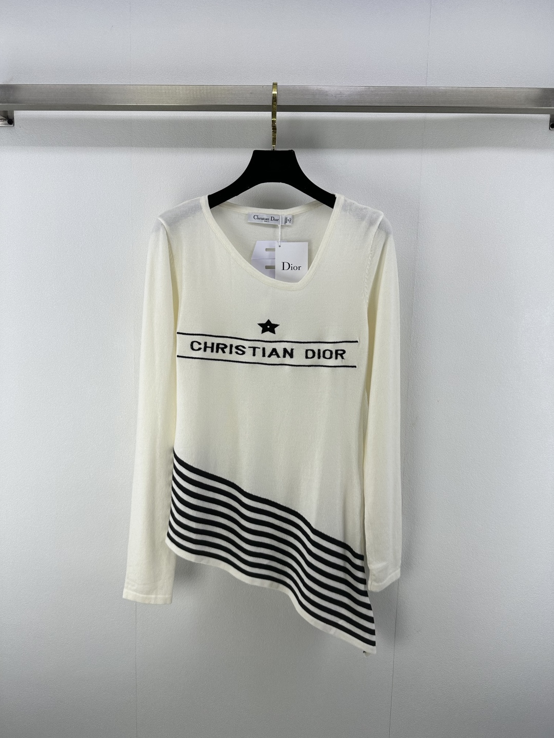 NO:454742,New details on Dio* 25 The latest round neck irregular long sleeves in autumn!  The fabric is delicate and soft, sagging and refreshing, exquisite knitted long-sleeved style, embroidered five-pointed star letter logo pattern on the chest, strong retro college style, playful and age-reducing, easy to control when traveling or gatherings!  2 colors 3 codes SML, dior, alexander wang19860909Dio*上新细节 25 秋季最新圆领不规则长袖！ 面料细腻柔软 垂顺冰爽 精致针织长袖版型 胸前刺绣五角星字母徽标图案 复古学院风格强烈 俏皮减龄显白 日常出行或轻松聚会轻松驾驭！ 2色3码SML,,dior,alexander wang,Women's clothing