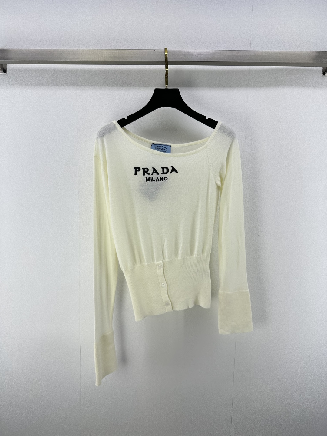 NO:453982,New details on Prad* 25 New fall slanted shoulder knit long sleeves Customized YB wool yarn wool yarn wool comfortable and soft and elastic. Slim and long sleeves cut with diagonal neckline cut with thin threads. Elastic tight fits the body and makes it more slimming. Dense weaving process for ready-to-wear. Fine patterns add a sense of exquisiteness to the simple outfit. The letter embroidered logo on the chest can easily show the playful girl style. Slim fit style, slim and fashionable. All four seasons are single-wearing. 2 colors and 3 sizes SML, prada, alexander wang19860909Prad*上新细节 25 秋季新款斜肩针织长袖 定制YB羊毛纱线织造 舒适软糯 弹力十足 斜肩针织长袖裁剪 领口斜裁以螺纹细包边 弹力收紧贴合身形更遮肉显瘦 成衣选用密实织造工艺 细致纹路为简易穿搭增添精致感 胸前字母刺绣徽标简单修饰 就能轻松彰显俏皮女生风格 修身版型 显瘦时髦 四季单穿叠穿都 2色3码SML,,prada,alexander wang,Women's clothing