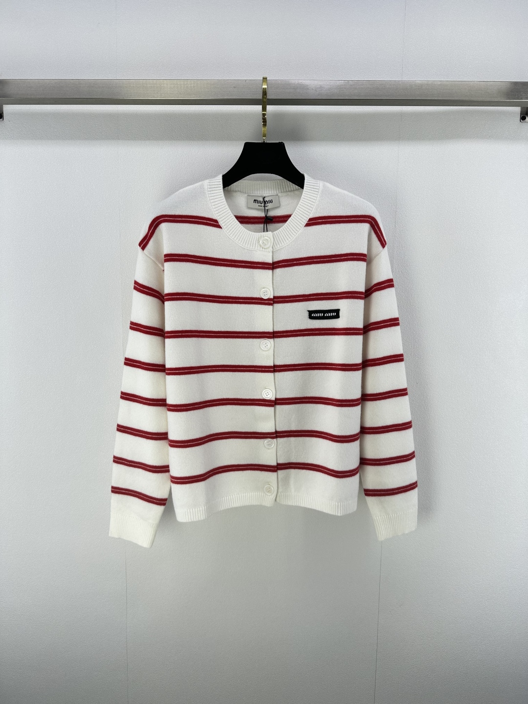 NO:454747,Miumi* new details 25 new round neck striped cardigan in autumn and winter contrasting striped round neck design brand iconic three-dimensional logo embellishment The upper body is very high-end and slimming. One of the essential items: 2 colors and 3 codes SML, miumiu, alexander wang19860909Miumi*上新细节 25 秋冬新款圆领条纹开衫 撞色条纹圆领设计 品牌标志性立体logo点缀 上身非常高级显瘦 必备单品之一 2色3码SML,,miumiu,alexander wang,Women's clothing