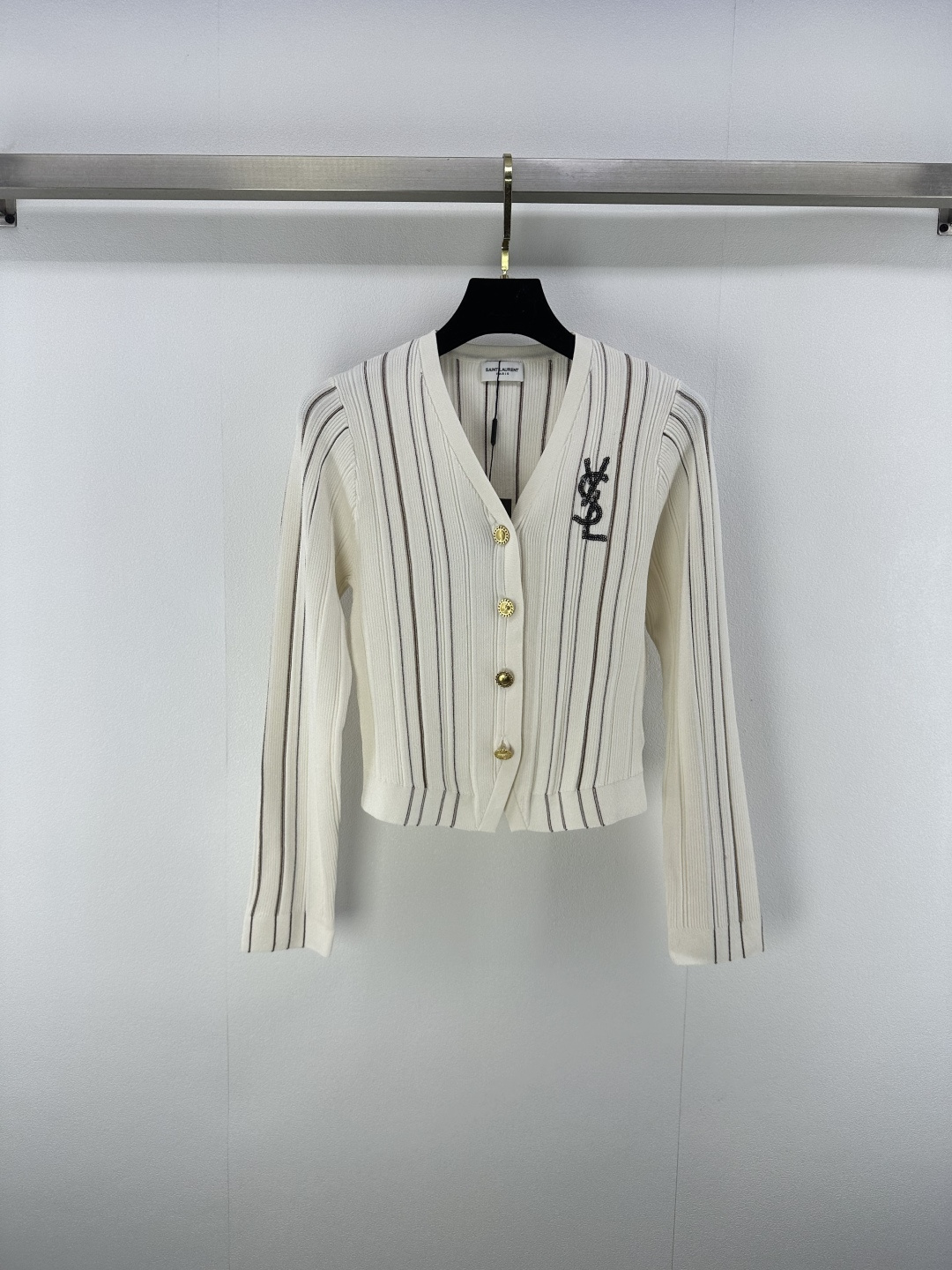 NO:454752,YSL* new details 25 new autumn v-neck cardigan logo metal button decoration vertical stripes contrasting color splicing design letter logo embroidery bead embellishment fashionable college style fashionable and versatile 2 colors 3 codes SML, saint laurent, alexander wang19860909YSL*上新细节 25 秋季新款v领开衫 logo金属纽扣装饰 竖条纹撞色拼接设计 字母logo刺绣珠片点缀 时髦学院风 时髦百搭 2色3码SML,,saint laurent,alexander wang,Women's clothing