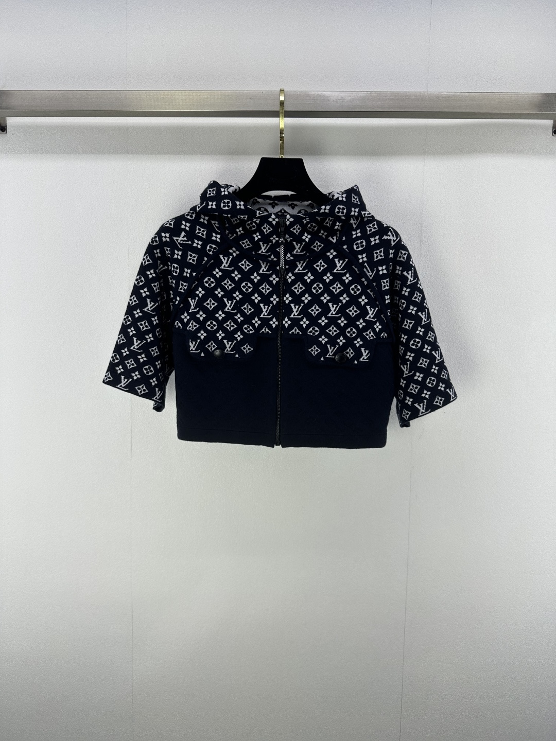 NO:455390,:1 Lv *New details 25 Early autumn latest official website synchronous hooded zipper knitted short sleeves!  Custom imported mulberry silk material, comfortable and soft upper body, knitted hooded short-sleeved style, iconic four-leaf clover and letter elements, highlighting the gorgeous brand tone, and wearing more uniform and coordinated to meet the various needs of daily commuting!  1 color 3 code SML, louis vuitton, T-shirt, hats, alexander wang19860909:1 Lv *上新细节 25 早秋最新官网同步连帽拉链针织短袖！定制进口桑蚕丝材质 上身舒适柔软 针织连帽短袖版型 标志性四叶草和字母元素 彰显华丽的品牌调性 穿着更加统一协调 满足日常通勤多种需求！ 1色3码SML,,louis vuitton,T-shirt,hats,alexander wang,Women's clothing