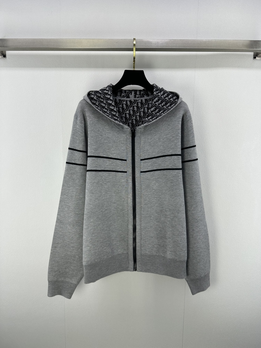 NO:454015,Dio* New details 25 Autumn new product old-fashioned old-fashioned double-sided cashmere zippered hooded navy cardigan! One side is gray, with low-key connotation on the upper body; the other side is decorated with Dior classic old-fashioned printed, full of luxury and high-brow plaid! The cashmere texture is super delicate, not tied at all~ The style is slightly loose, the upper body is very elegant, and everyone looks good when wearing it 1 color 3 SML, dior, hats, alexander wang19860909Dio*上新细节 25 秋季新品老花双面可穿的羊绒拉链连帽海军领开衫!一面为灰色,上身低调内涵;另一面饰 Dior 经典老花满身印花,满档奢华高哔格!山羊绒质感超级细腻,一点都不扎~ 版型略宽松版型,上身很有气质 谁穿都好看 1色3码SML,,dior,hats,alexander wang,Women's clothing