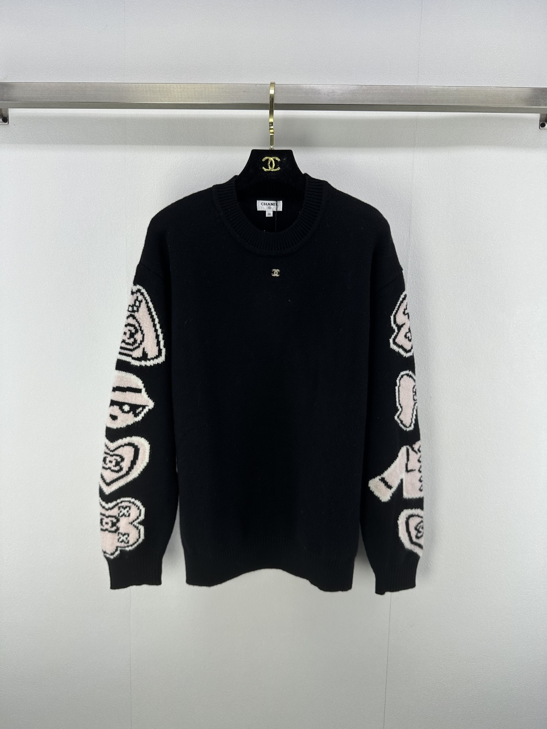 NO:455379,Chane* new details 25 The new autumn round neck long sleeves positioning logo is exquisite, luxurious and eye-catching. The various jacquard patterns on the arms perfectly interpret the logo, full of high-end feeling, sweet and cool girl handsome and casual temperament!  3 color 3 code SML, chanel, alexander wang19860909Chane*上新细节 25 秋季新款圆领长袖 定位logo精致奢华又吸睛,手臂多种提花图案完美诠释标示性,入眼满满的高级感,甜酷风少女帅气随性气质！ 3色3码SML,,chanel,alexander wang,Women's clothing