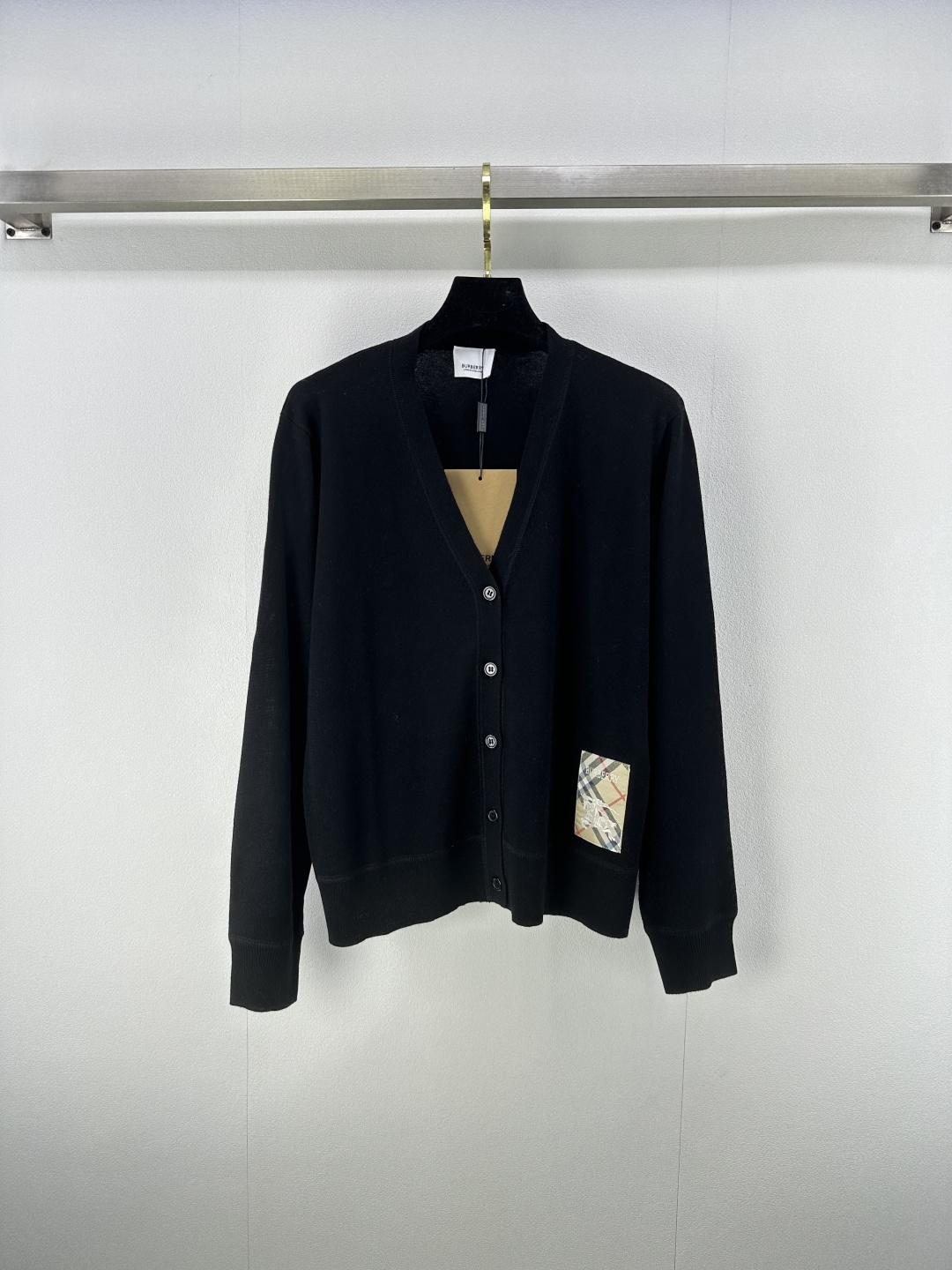 NO:454785,New details on Burberr* 25 New autumn knitted V-neck cardigan, classic war horse knight logo jacquard decoration, large body plain color and versatile, not picky, full of high-end feeling!  Fashionable big brand versatile 2 colors 3 code SML, burberry, alexander wang19860909Burberr*上新细节 25 秋季新款针织V领开衫 经典战马骑士logo提花装饰 大身素色百搭不挑人 高级感满满！ 时髦大牌百搭 2色3码SML,,burberry,alexander wang,Women's clothing