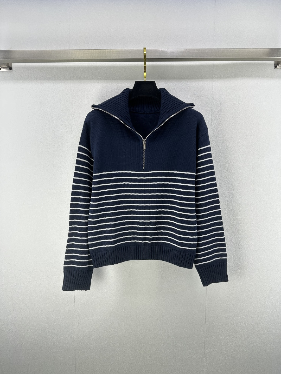 NO:454782,Miumiu* New Details 25 Summer Latest Brand Letter Half Zipper Lapel Long Sleeve!  The logo letters on the back are elegant and elegant. The big brand has a sense of high-end quality!  It is beautiful and never out of time, and has its own aura!  The classic style is versatile and not picky!  The color is fashionable and age-reducing, and the upper body is very cute!  1 color 3 code SML, miumiu, alexander wang19860909Miumiu* 上新细节 25 夏季最新品牌字母半拉链翻领长袖！后背徽标字母优雅大牌自带高级感！ 耐看永不过时 自带气场！经典版型百搭不挑人！颜色时髦减龄,上身超爱！ 1色3码SML,,miumiu,alexander wang,Women's clothing