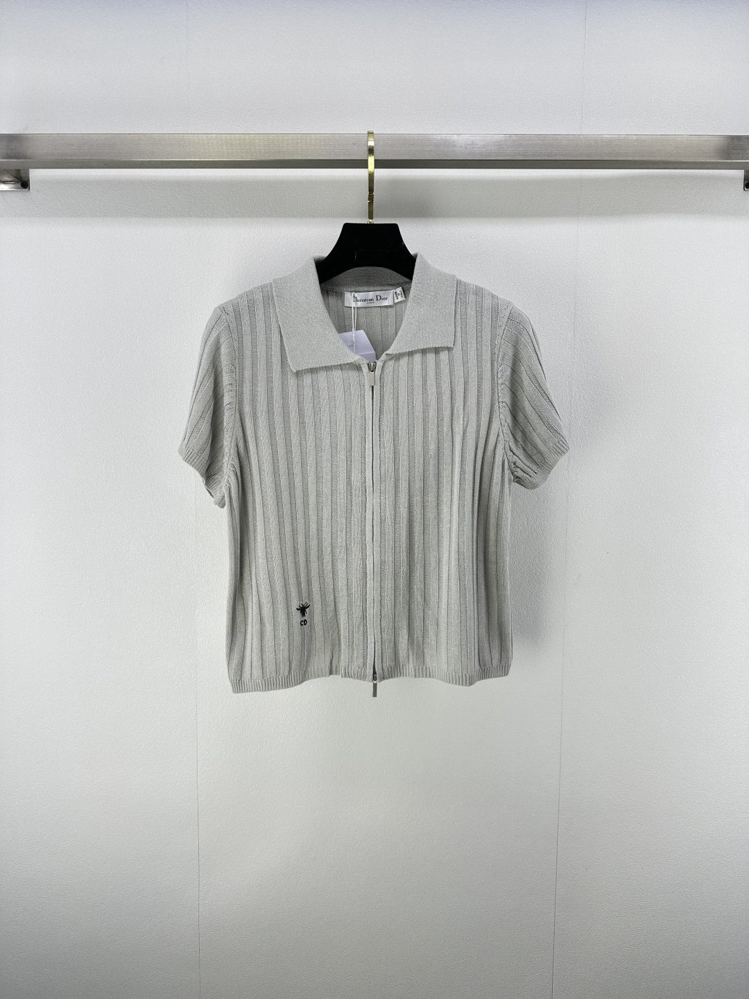 NO:454007,Dio* New details 25 Summer new zipper cardigan short sleeves Contrast color embroidered bee logo design fashionable and casual, match various different styles at will~ versatile and not picky, 1 color 3 size SML,,dior,T-shirt,alexander wang19860909Dio* 上新细节 25 夏季新款拉链开衫短袖 撞色刺绣小蜜蜂logo设计时尚休闲 随意配搭各种不同造型~ 百搭不挑人 1色3码SML,,dior,T-shirt,alexander wang,Women's clothing