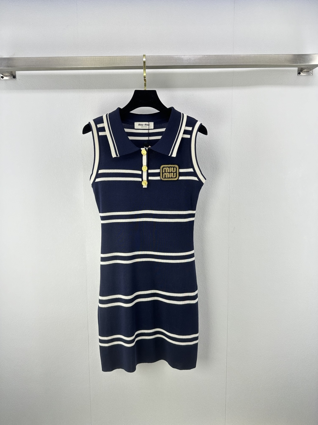 NO:454012,Miumi* new details 25 New summer striped knitted lapel vest skirt Contrast color stripes classic and retro clothes contrasting color design neatly, chest hot stamping logo embellishment Knitted texture delicate, simple and reveal brand recognition 2 colors 3 codes SML, miumiu, skirts, alexander wang19860909Miumi*上新细节 25 夏季新款条纹针织翻领背心裙 撞色条纹经典又复古 衣身撞色设计利落 胸前烫金 logo 点缀 针织肌理细腻 简约中透着品牌辨识度 2色3码SML,,miumiu,skirts,alexander wang,Women's clothing