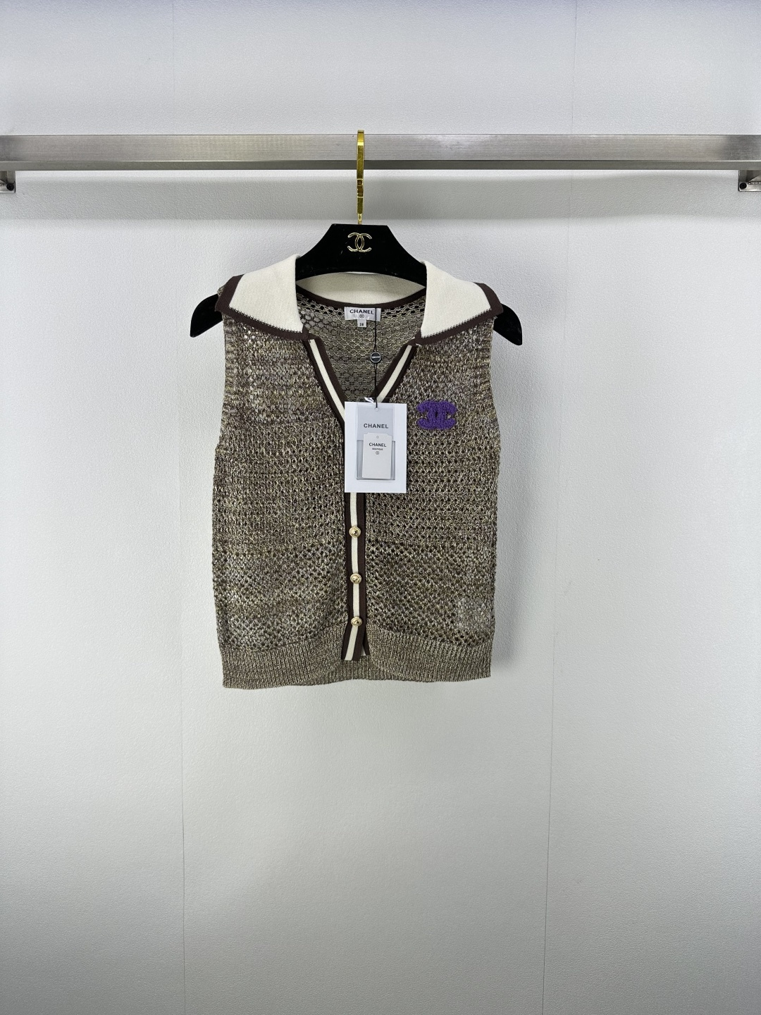 NO:455385,Chane* New Details 25 New Summer Gold Wire Knit V-neck Cardigan Lapel Vest!  Positioning logo logo, the fabric has a delicate texture. White, rich and beautiful must be used as a magical tool!  The universal and versatile version is super slim!  V-neck age-reducing girls are fashionable and high-end. The imported yarn texture is super comfortable!  Retro girlish temperament!  2 colors 3 codes SML, chanel, alexander wang19860909Chane*上新细节 25 夏季新款金丝针织v领开衫翻领背心！定位logo徽标 面料质感细腻.白富美必入神器！万能百搭版型超显瘦！V领减龄少女时髦又高级.进口纱线质感超舒适！复古少女气质！ 2色3码SML,,chanel,alexander wang,Women's clothing