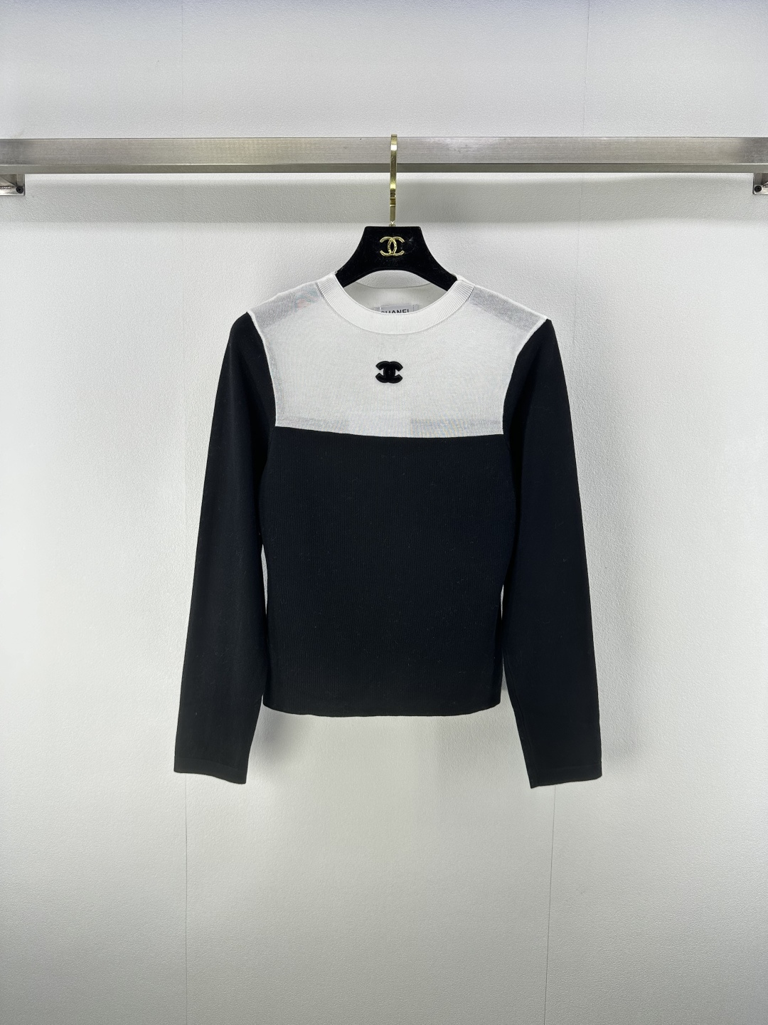 NO:455382,Chane* new details 25 early autumn new round neck color-blocking long sleeve positioning logo shoulder perspective effect highlights femininity first choice for autumn outfits 1 color 3 size SML, chanel, alexander wang19860909Chane*上新细节 25 早秋新款圆领拼色长袖 定位logo 肩部透视效果个性凸显女人味 秋季穿搭首选 1色3码SML,,chanel,alexander wang,Women's clothing