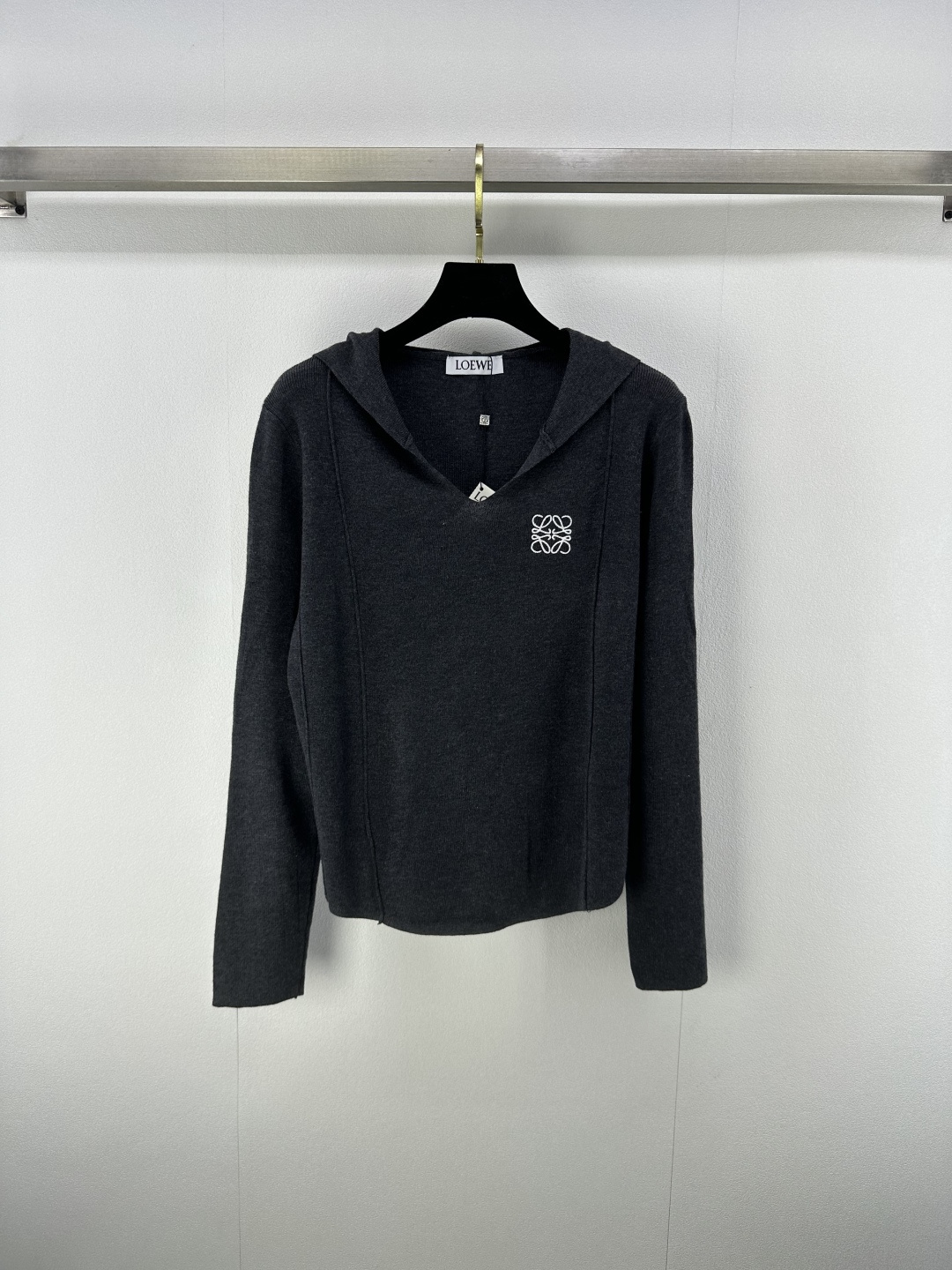 NO:456660,New Details on Loew* 25 Latest Hooded Knit Long Sleeves for Fall!  Customized wool yarn weaving, breathable and comfortable, full texture, hooded long-sleeved cut, highlighting the brand style, the delicate material is clear and fashionable, and the gentle temperament is added to the tranquility of the letter logo on the chest highlights the texture of the big brand, the large body is plain and versatile, and it is full of high-end feeling!  2 color 3 code SML, loewe, hats, alexander wang19860909Loew*上新细节 25 秋季最新连帽针织长袖！定制羊毛纱线织造 透气舒适 质感十足 连帽长袖裁剪 凸显品牌格调 通体细致材质清透洋气更添温柔气质恬静 胸前字母徽标彰显大牌质感 大身素色百搭不挑人 高级感满满！ 2色3码SML,,loewe,hats,alexander wang,Women's clothing