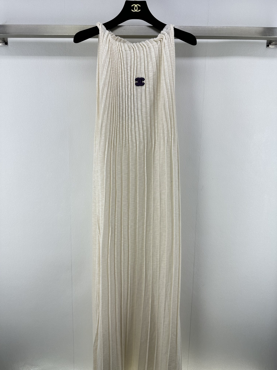 NO:454778,Chane* new details 25 Summer new style halter neck vest skirt Positioning Logo Halter neck lace design Elastic halter neck straight skirt elegant high-end and fashionable, a desire and pure temperament and age-reducing item, the style is not picky for people, the upper body is super slim 2 colors 3 size SML, chanel, skirts, alexander wang19860909Chane*上新细节 25 夏季新款挂脖背心裙 定位Logo 挂脖系带设计 松紧挂脖 直筒裙摆优雅高级又时髦 又欲又纯的气质减龄单品 版型不挑人上身超显瘦 2色3码SML,,chanel,skirts,alexander wang,Women's clothing