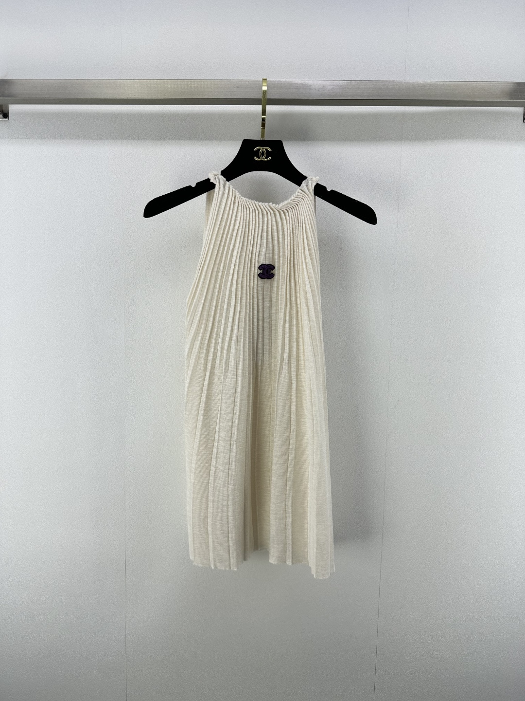 NO:454780,Chane* new details 25 Summer new style halter vest Positioning Logo Halter lace design Elastic halter neck straight sway elegant high-end and fashionable straight sway, a desire and pure temperament and age-reducing item, the style is not picky for people, the upper body is super slim 2 colors 3 sizes SML, chanel, alexander wang19860909Chane*上新细节 25 夏季新款挂脖背心 定位Logo 挂脖系带设计 松紧挂脖 直筒摆优雅高级又时髦 又欲又纯的气质减龄单品 版型不挑人上身超显瘦 2色3码SML,,chanel,alexander wang,Women's clothing