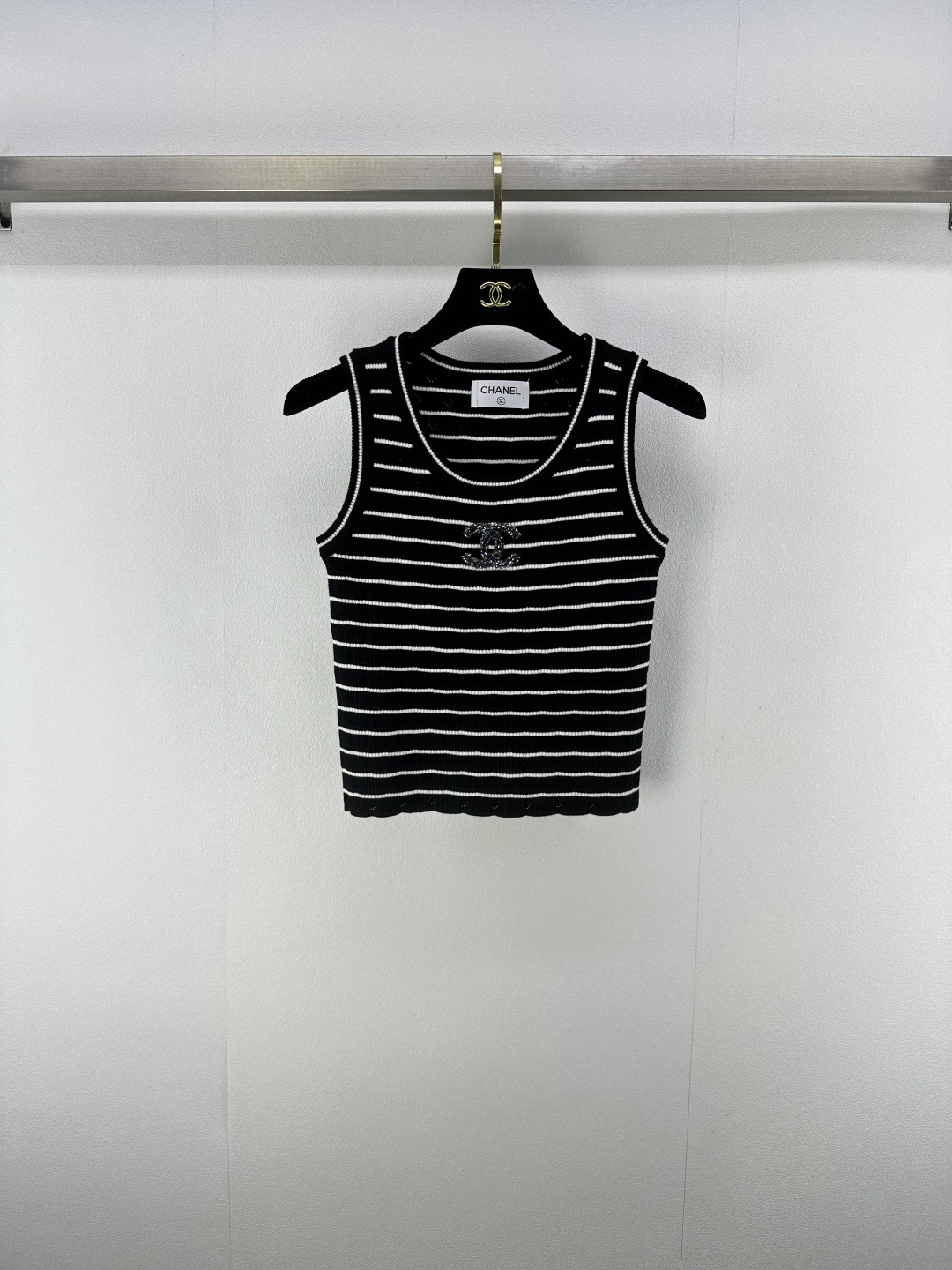 NO:453985,Chane* New details 25 Summer new bead striped vest, nail bead contrasting color logo, eye-catching outfit, light luxury and fashionable temperament, single-skinned and layered, the first choice for fashionable outfits in all seasons, the upper body is age-reducing, simple and comfortable, versatile and not picky, 2 colors, 3 sizes, SML, chanel, alexander wang19860909Chane* 上新细节 25 夏季新款钉珠条纹背心 钉珠撞色logo 抢眼吸睛穿搭尽显松弛调性 轻奢时髦气质 单穿叠穿均可 四季时尚穿搭首选 上身减龄简洁舒适 百搭不挑人 2色3码SML,,chanel,alexander wang,Women's clothing