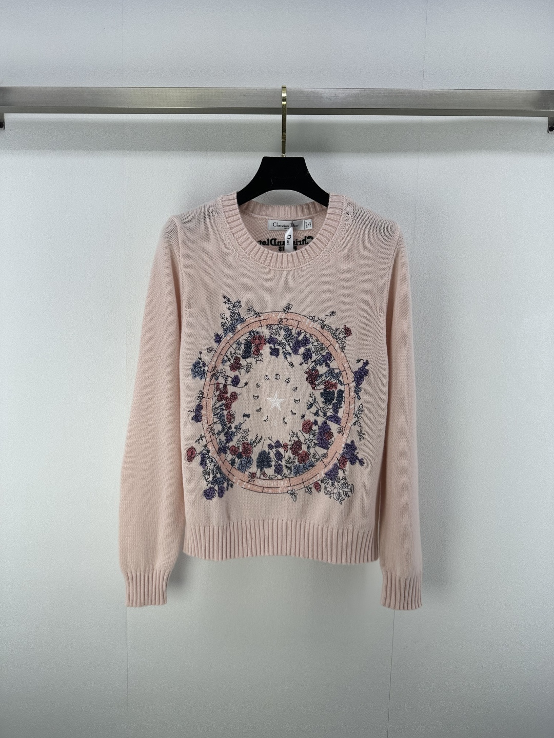 NO:453981,New details on Dio* 25 New summer products round neck embroidered pullover long sleeves Customized YB wool yarn weaving High-quality texture Comfortable and soft Round neck long-sleeved sweater cut The neck cuffs are wide threaded edges echo the hem of the hem The large body is decorated with natural elements such as flowers, vines, moon phase changes, combination into a round outer circle pattern. Five-pointed stars that meet the brand tone are centered. The fairy style is unified and coordinated. The design sense is full. The regular style of the front shoulder style creates a literary atmosphere and makes the style more durable and versatile. 1 color and 3 codes SML, dior, sweaters, alexander wang19860909Dio*上新细节 25 夏季新品圆领刺绣套头长袖 定制YB羊毛纱线织造 质感高级 舒适柔软 圆领长袖毛衣剪裁 领口袖口宽螺纹包边与衣摆相呼应 大身以花朵藤蔓月相变化等自然元素装饰 组合成圆形外圈状图案 符合品牌调性的五角星点缀居中 仙气风格统一协调 设计感拉满 正肩款常规版型 打造文艺氛围感 让风格更耐看百搭 1色3码SML,,dior,sweaters,alexander wang,Women's clothing