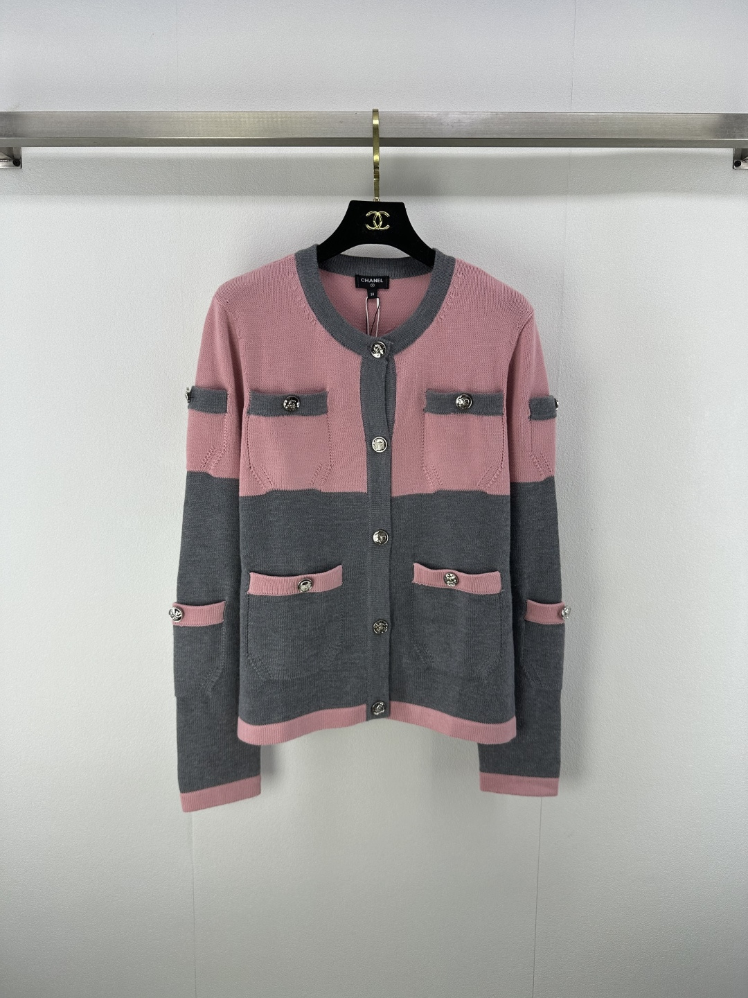NO:454757,Chane* new details 25B autumn new knitted round neck contrasting cardigan gray-pink contrasting color splicing design contrasting color pocket decoration yb mold opening logo hardware button embellishment high-end fashionable and light luxury socialite must have 1 color 3 code SML, chanel, alexander wang19860909Chane*上新细节 25B 秋季新款针织圆领撞色开衫 灰粉撞色拼接设计 撞色口袋装饰 yb开模logo五金纽扣点缀 高级时髦轻奢名媛必备 1色3码SML,,chanel,alexander wang,Women's clothing
