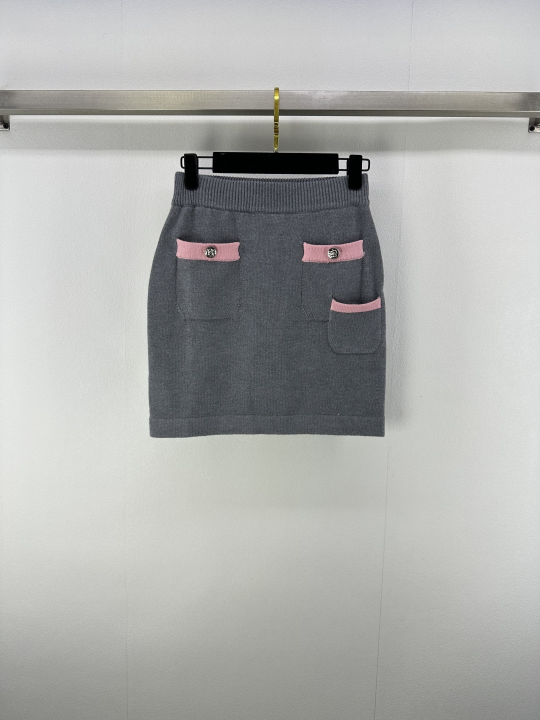 NO:454762,Chane* new details 25B summer new knitted skirt elastic waist design contrasting color pocket decoration yb open mold logo hardware button embellishment high-end fashionable and exquisite 1 color 3 code SML, chanel, skirts, alexander wang19860909Chane*上新细节 25B 夏季新款针织半裙 松紧腰设计 撞色口袋装饰yb开模logo五金纽扣点缀 高级时髦精致 1色3码SML,,chanel,skirts,alexander wang,Women's clothing