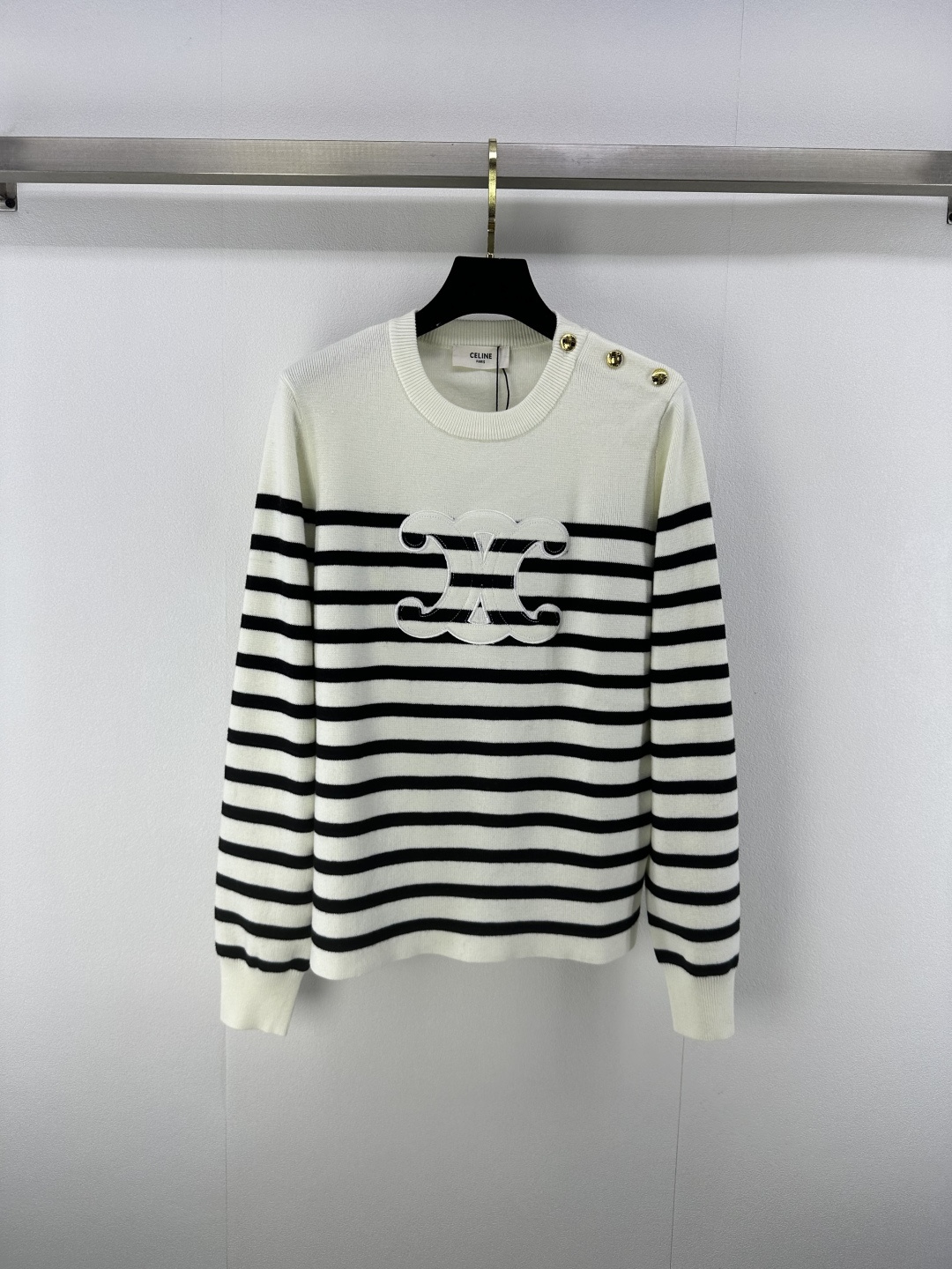 NO:454767,New details on Celin* 25 Early autumn style naval three-dimensional Arc de Triomphe embroidered striped long sleeves!  Imported cashmere wool blend has a delicate and comfortable texture. It is elegant and casual and fairy-like and lazy little sexy to create a white, rich and beautiful temperament!  The classic round neck shoulder buckle is loose and versatile and not picky!  2 colors 3 codes SML, celine, alexander wang19860909Celin*上新细节 25 早秋款海军风立体凯旋门刺绣条纹长袖！进口羊绒羊毛混纺质感细腻舒适.优雅随性呈现仙气慵懒的小性感打造白富美气质单品！经典圆领肩扣宽松版型百搭不挑人！ 2色3码SML,,celine,alexander wang,Women's clothing