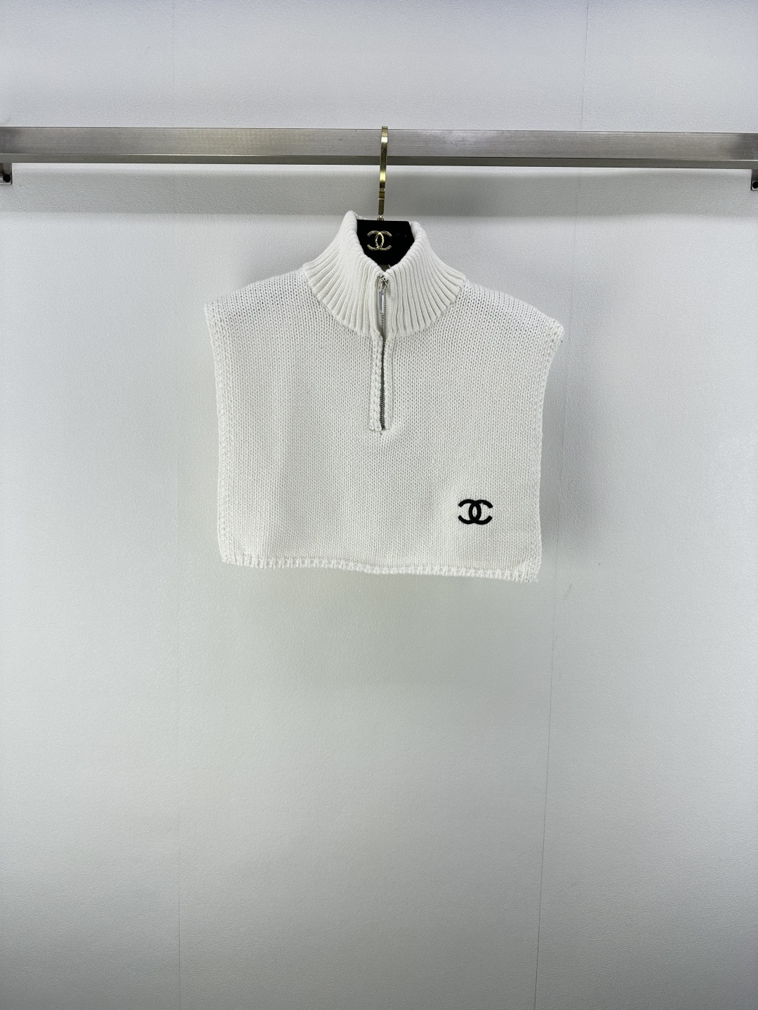 NO:455371,Chane* new details 25 New autumn products semi-zipper vests Customized YB cotton yarn weaving, high-quality and comfortable texture, half-open collar vest tailoring, delicate crochet texture decorates the embroidered logo design on the side hem of the big body, more exquisite style, show personality, show the brand's luxury tone, rich visual effect, the upper body shows the light luxury and fashionable temperament, can be worn alone, 2 colors, 3 codes, SML, chanel, alexander wang19860909Chane*上新细节 25 秋季新品半拉链马甲 定制YB全棉纱线织造 质感高级舒适 半开领马甲剪裁 细致钩针纹理装饰大身侧边下摆的刺绣logo设计 更显版型精致 彰显个性 尽显品牌奢华调性 编织纹理丰富视觉效果 上身尽显轻奢时髦气质 单穿叠穿均可 2色3码SML,,chanel,alexander wang,Women's clothing