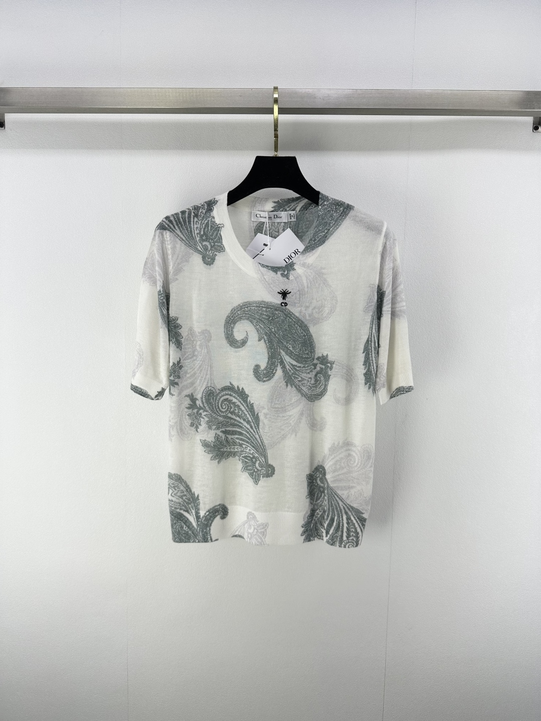 NO:456664,New details on Dio* 25 Spring and summer new leaf jacquard short sleeves, a fresh temperament goddess that hits the heart, original custom imported wash water Meinu wool material is light and comfortable. The classic style is not picky for people, the upper body looks slim and tall!  1 color 3 code SML, dior, T-shirt, alexander wang19860909Dio*上新细节 25 春夏新款树叶提花短袖 直戳心灵的清新气质女神,原版定制进口洗水美丽奴羊毛材质轻盈舒适.经典版型不挑人上身显瘦又高挑！ 1色3码SML,,dior,T-shirt,alexander wang,Women's clothing