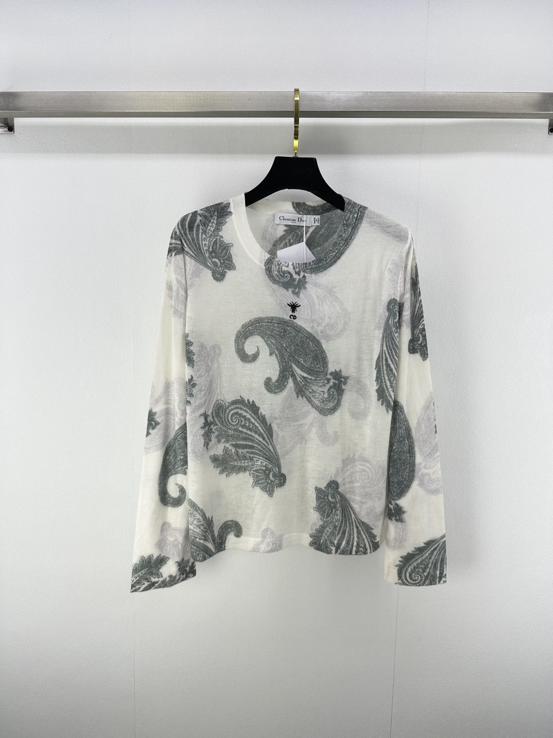 NO:456670,New details on Dio* 25 Spring and summer new leaf jacquard long sleeves, a fresh temperament goddess that hits the heart, original custom imported wash water Meinu wool material is light and comfortable. The classic style is not picky for people, the upper body looks slim and tall!  1 color 3 code SML, dior, alexander wang19860909Dio*上新细节 25 春夏新款树叶提花长袖 直戳心灵的清新气质女神,原版定制进口洗水美丽奴羊毛材质轻盈舒适.经典版型不挑人上身显瘦又高挑！ 1色3码SML,,dior,alexander wang,Women's clothing