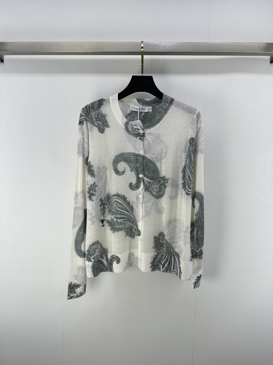 NO:456676,Dio* New Details 25 Spring and summer new leaf jacquard cardigan with long sleeves that directly hit the heart, the original custom imported wash water Meinu wool material is light and comfortable. The classic style is not picky for people, the upper body looks slim and tall!  1 color 3 code SML, dior, alexander wang19860909Dio*上新细节 25 春夏新款树叶提花开衫长袖直戳心灵的清新气质女神,原版定制进口洗水美丽奴羊毛材质轻盈舒适.经典版型不挑人上身显瘦又高挑！ 1色3码SML,,dior,alexander wang,Women's clothing