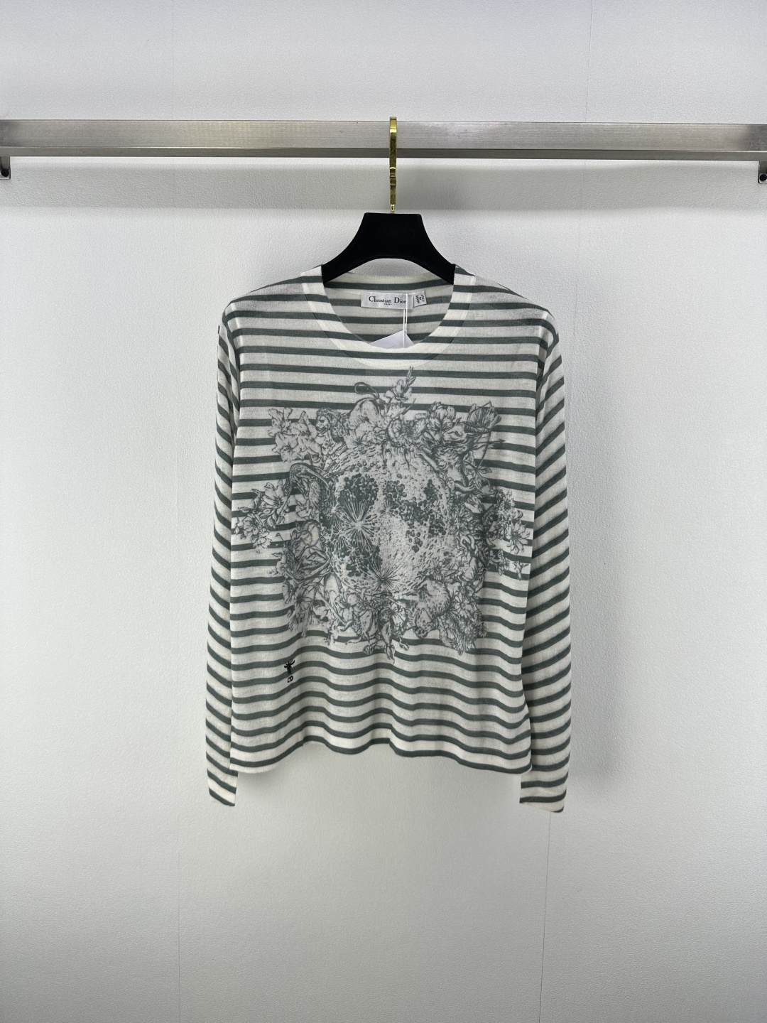 NO:455406,Dio* New details 25 Spring and summer new style jungle animal elements pattern positioned jacquard striped long sleeves, a fresh temperament goddess that directly hits the heart, original custom imported wash water Meinu wool material is light and comfortable. The classic style is not picky for people, the upper body looks slim and tall!  1 color 3 code SML, dior, alexander wang19860909Dio*上新细节 25 春夏新款茹伊丛林动物元素图案定位提花条纹长袖 直戳心灵的清新气质女神,原版定制进口洗水美丽奴羊毛材质轻盈舒适.经典版型不挑人上身显瘦又高挑！ 1色3码SML,,dior,alexander wang,Women's clothing