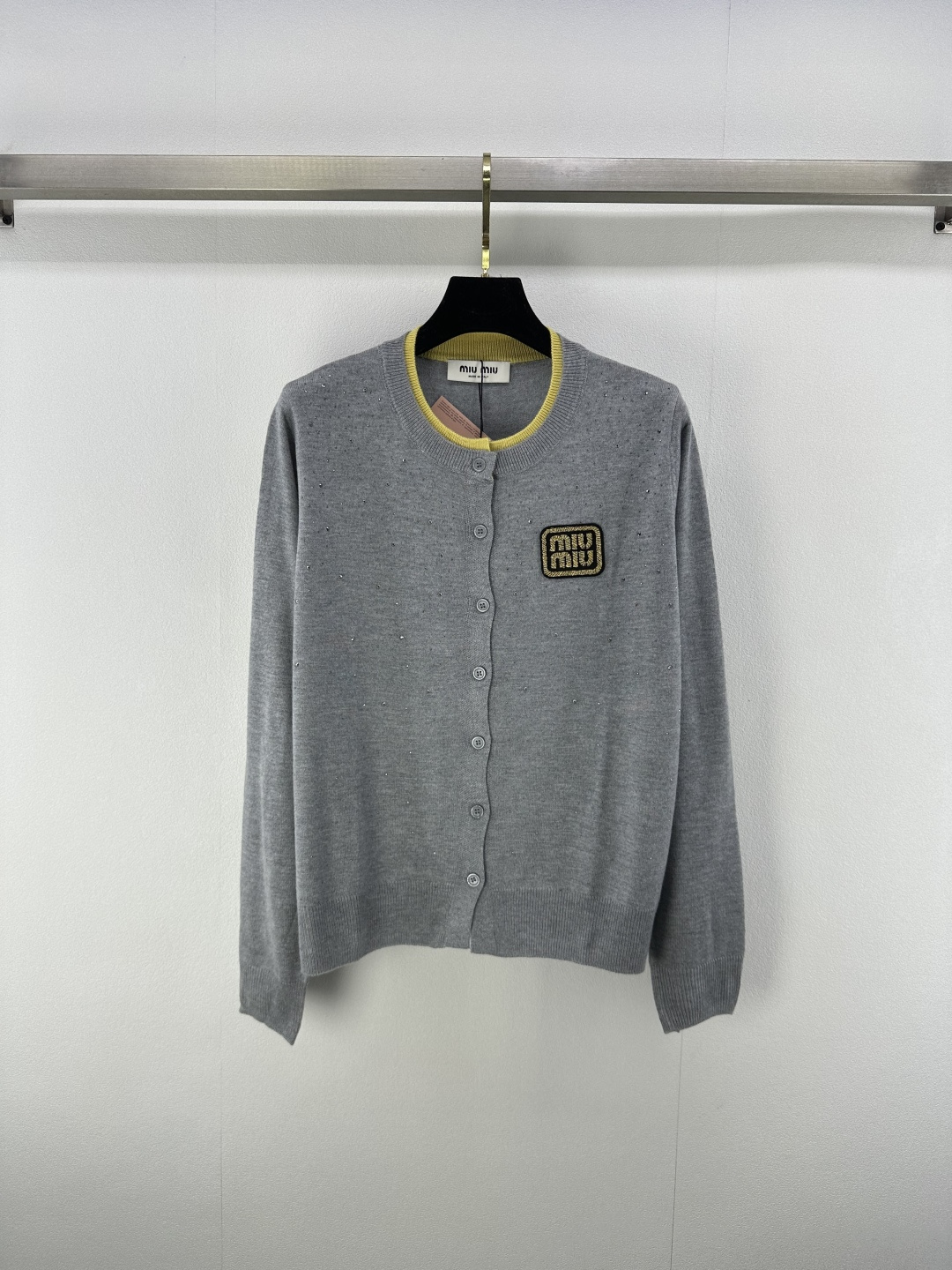 NO:454774,miu *New details 25 The latest hot diamond knitted cardigan in autumn long sleeves!  The diamond-scaling process presents advanced tone!  Contrasting color double collars create exquisite shapes, the ultimate elegant upper body must love for collection-level items 2 colors 3 codes SML.,,miumiu,alexander wang19860909miu *上新细节 25 秋季最新烫钻针织开衫长袖！烫钻工艺呈现高级调性！撞色双领打造精致造型,极致优雅上身必爱的收藏级别单品 2色3码SML.,,miumiu,alexander wang,Women's clothing