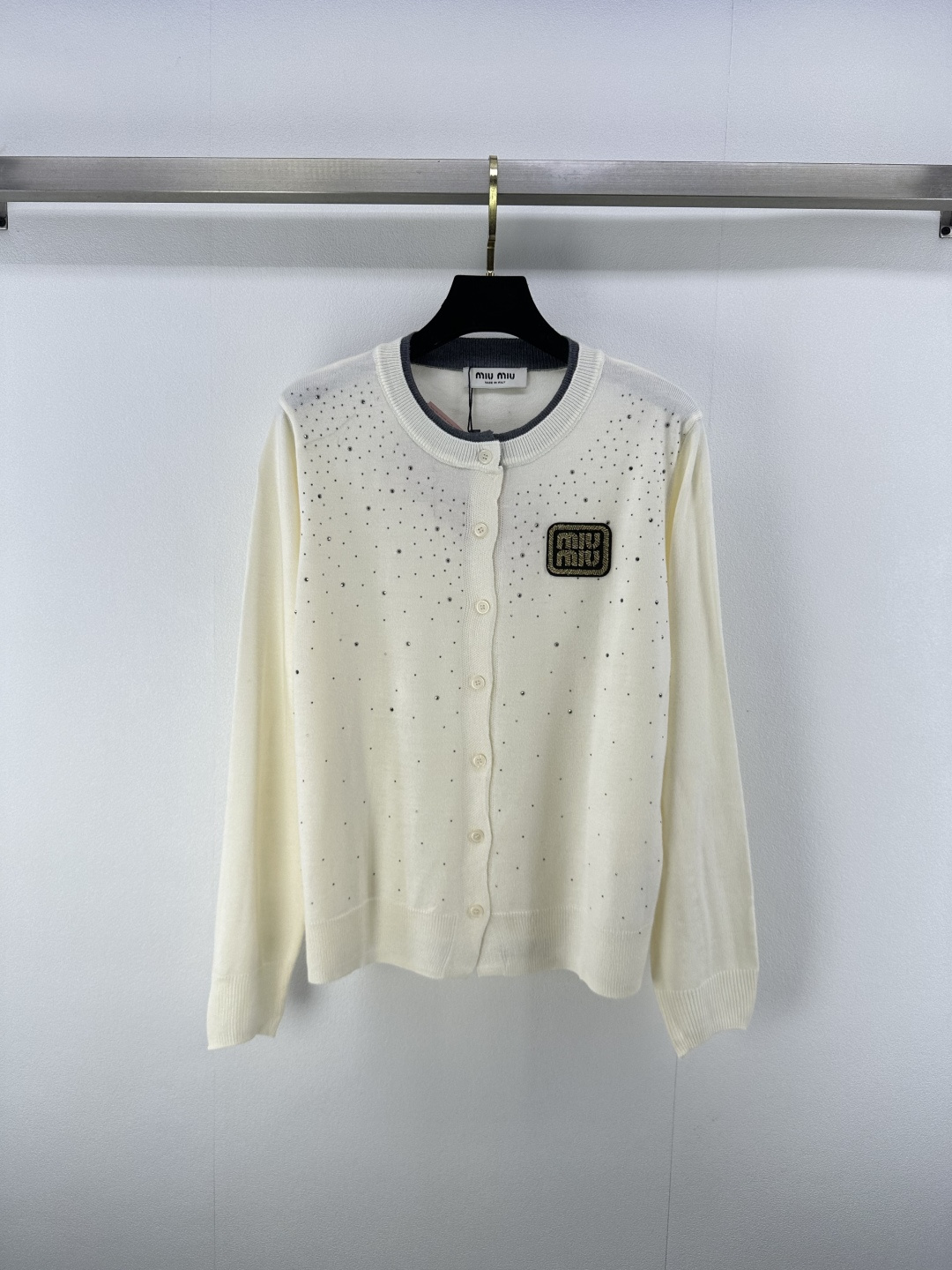 NO:454776,New details on miu* 25 The latest hot diamond knitted cardigan in autumn long sleeves!  The diamond-scaling process presents advanced tone!  Contrasting color double collars create exquisite shapes, the ultimate elegant upper body must love for collection-level items 2 colors 3 codes SML.,,miumiu,alexander wang19860909miu*上新细节 25 秋季最新烫钻针织开衫长袖！烫钻工艺呈现高级调性！撞色双领打造精致造型,极致优雅上身必爱的收藏级别单品 2色3码SML.,,miumiu,alexander wang,Women's clothing