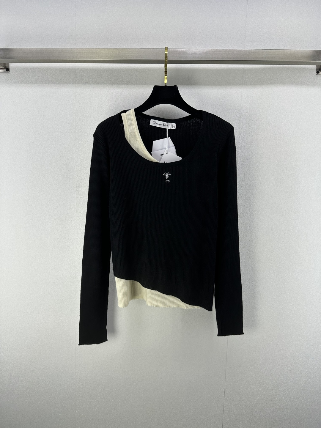 NO:455402,Dio* new details 25 New summer fake two-piece long-sleeved logo Positioning the brand logo The upper body is really beautiful [Wow] The fake two-piece design with a very design feel is both casual and sexy. The lower body is casually matched to show the body proportions and fashionable. 3 colors and 3 sizes SML, dior, alexander wang19860909Dio*上新细节 25 夏季新款假两件长袖 定位品牌logo 上身真的超美[哇]很有设计感的假两件设计 既休闲又不失小性感 下半身随意搭配都很显身材比例且时髦 3色3码SML,,dior,alexander wang,Women's clothing