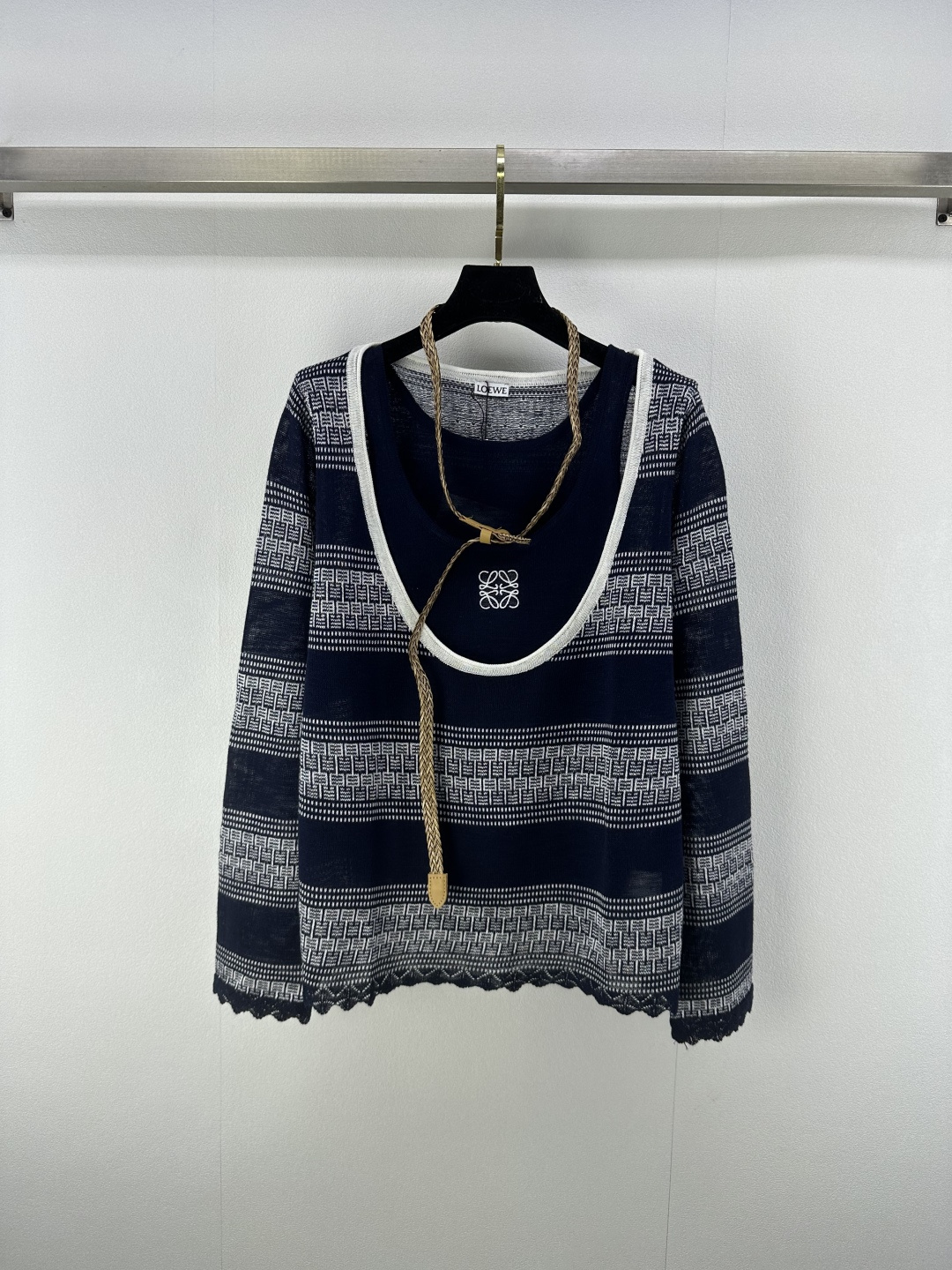 NO:456631,New details on Loew* 25 The latest two-piece suit for summer, vest + large U-neck long sleeves!  The color-contrasted embroidered logo totem on the chest is sexy and sweet. The autumn is refreshing and not stuffy. It is simple and energetic when going out on the street every day!  3 color 3 code SML, loewe, alexander wang19860909Loew*上新细节 25 夏季最新两件套套装 背心+大u领长袖！胸口撞色刺绣logo图腾 性感不失甜美 秋日清爽不闷热,日常出街简单又具有活力！ 3色3码SML,,loewe,alexander wang,Women's clothing