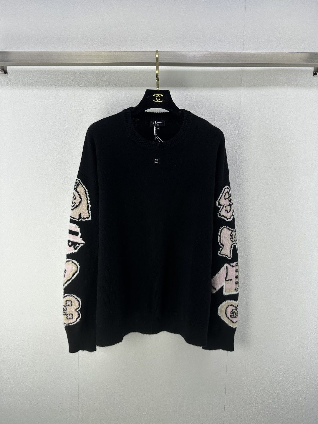 NO:457452,CHANE* New details 25 Early Autumn latest series official website synchronization Comic pattern pullover sweater!  Custom cashmere knitted material, comfortable and stylish, full texture, long-sleeved pullover sweater cut, dense crochet small round neck design, solid color tone, beautiful and versatile, hand sleeves comic crochet pattern shape on both sides, eye-catching highlights break the dull routine, double C logo hardware embellishment on the chest, rejuvenate brand charm, commuting fashion focus outfit!  1 color 3 code SML, chanel, sweaters, alexander wang19860909CHANE* 上新细节 25 早秋最新系列官网同步 漫画图案套头毛衣！定制羊绒针织材质 舒适有型 质感十足 长袖套头毛衣剪裁 通体密实钩针小圆领设计 纯色基调耐看百搭 两边手袖漫画钩花图案造型 吸睛亮点打破沉闷常规 胸前双C徽标五金点缀 焕发品牌魅力 通勤时尚焦点穿搭！ 1色3码SML,,chanel,sweaters,alexander wang,Women's clothing