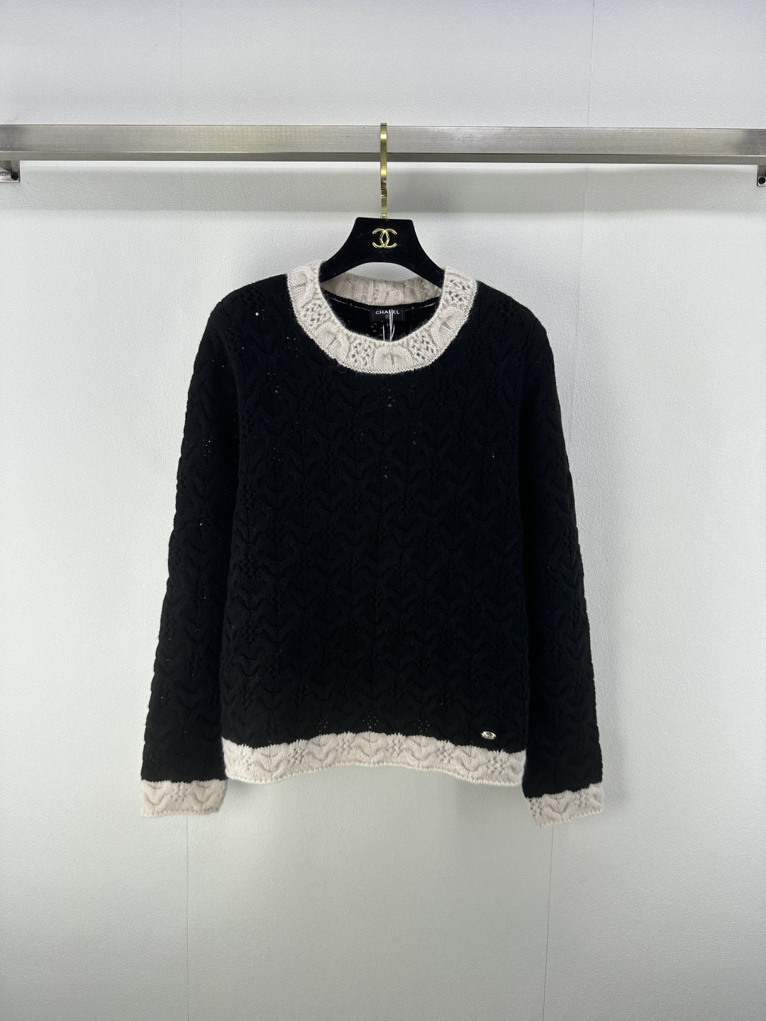 NO:455395,Chane* new details 25B autumn new knitted round neck contrast color long sleeve contrast color splicing design button embellishment high-end fashionable light luxury socialite must have 1 color 3 code SML, chanel, alexander wang19860909Chane*上新细节 25B 秋季新款针织圆领撞色长袖撞色拼接设计 纽扣点缀 高级时髦轻奢名媛必备 1色3码SML,,chanel,alexander wang,Women's clothing