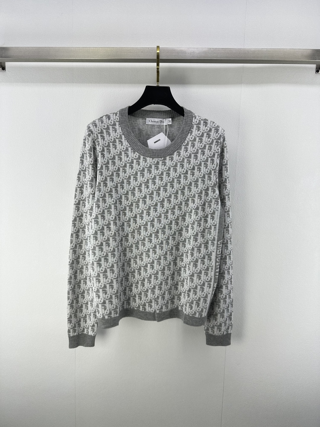 NO:455405,Dio* new details 25 Autumn new knitted round neck full print long sleeves Classic brand old-fashioned logo jacquard decoration Letter logo contrasting jacquard embellishment Classic high-end fashionable and versatile 2 colors 3 codes SML, dior, alexander wang19860909Dio*上新细节 25 秋季新款针织圆领满印长袖 经典品牌老花logo提花装饰 字母logo撞色提花点缀 经典高级时髦百搭 2色3码SML,,dior,alexander wang,Women's clothing