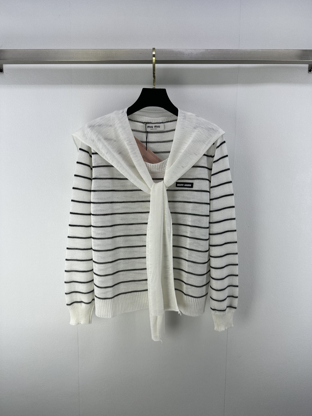 NO:456143,Miu* new details 25 Autumn new two-piece set of shawls with long sleeves, detachable shawls, the upper body is particularly elegant, contrasting striped logo logo is classic, fashionable and versatile!  Autumn cold fabric 3 colors 3 codes SML, miumiu, shawls, alexander wang19860909miu*上新细节 25 秋季新款两件套披肩长袖 可拆卸披肩 上身特别显气质 撞色条纹款logo徽标经典时尚百搭！秋日冰凉面料 3色3码SML,,miumiu,shawls,alexander wang,Women's clothing