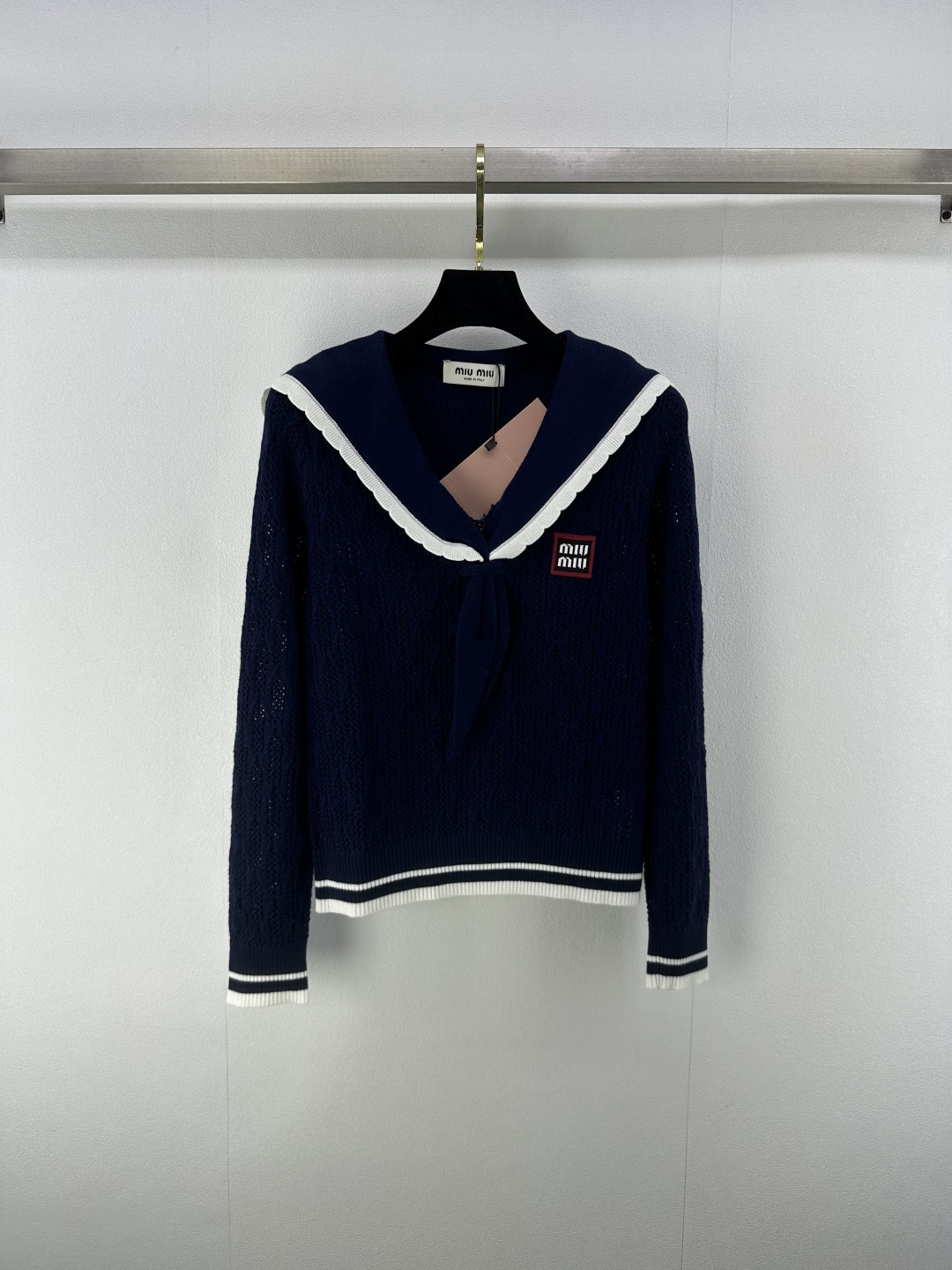 NO:455396,Miumi New Details 25 Autumn new navy necklace hollow long sleeves. The color matching reduces the age of the girlish style, the embroidered logo letters are low-key and luxurious. The sweet girl is elegant and fashionable, and the classic style is not picky about the upper body and looks slim and versatile!  3 color 3 code SML, miumiu, alexander wang19860909Miumi 上新细节 25 秋季新款海军领系带镂空长袖.配色减龄少女风,刺绣logo字母低调奢华.甜美少女优雅又时髦,经典版型不挑人上身显瘦又百搭！ 3色3码SML,,miumiu,alexander wang,Women's clothing